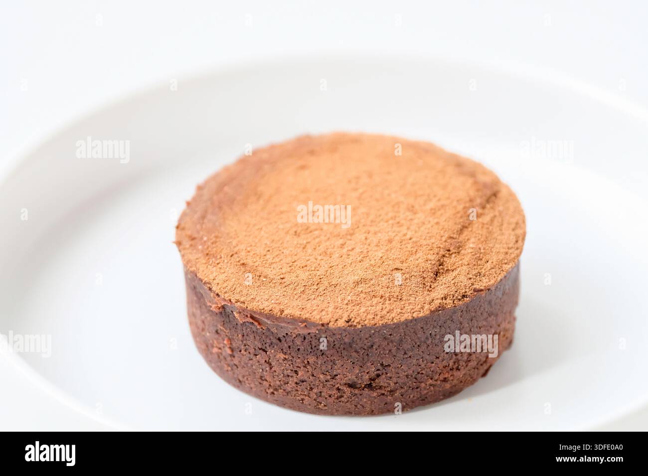 Crostata di formaggio al cioccolato su un piatto bianco Foto Stock