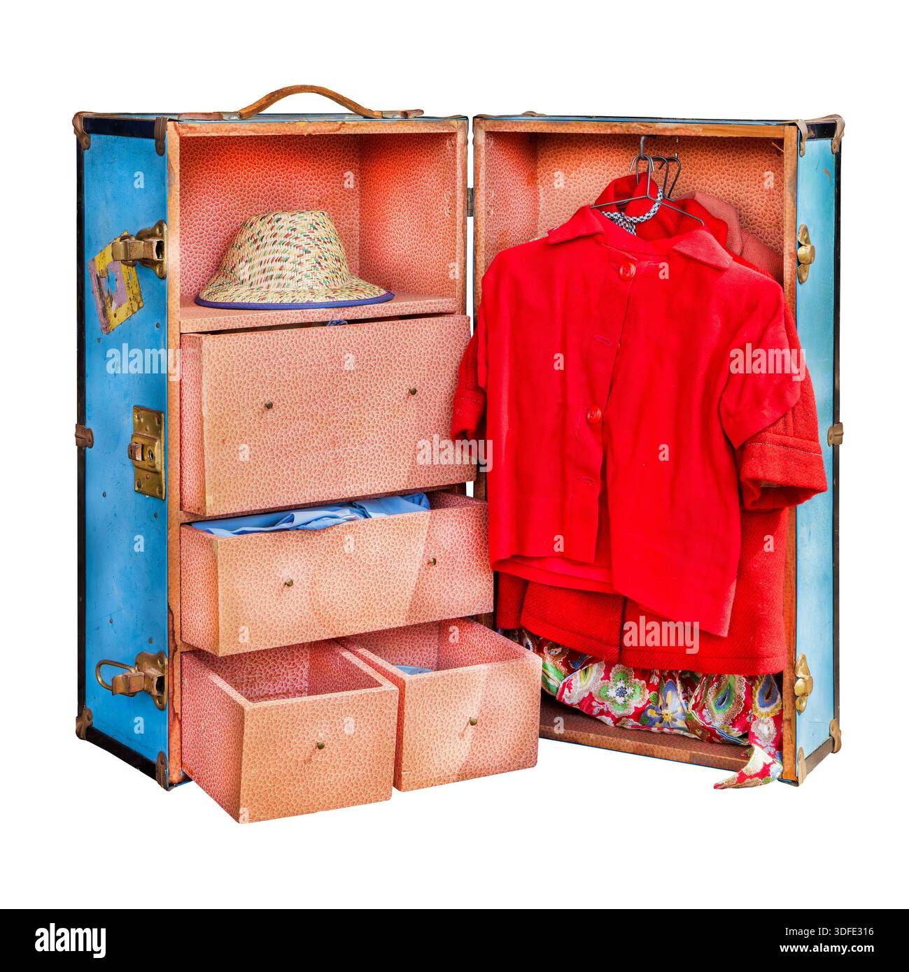 Vecchia valigia blu con cassetti e indumenti isolati su sfondo bianco Foto Stock
