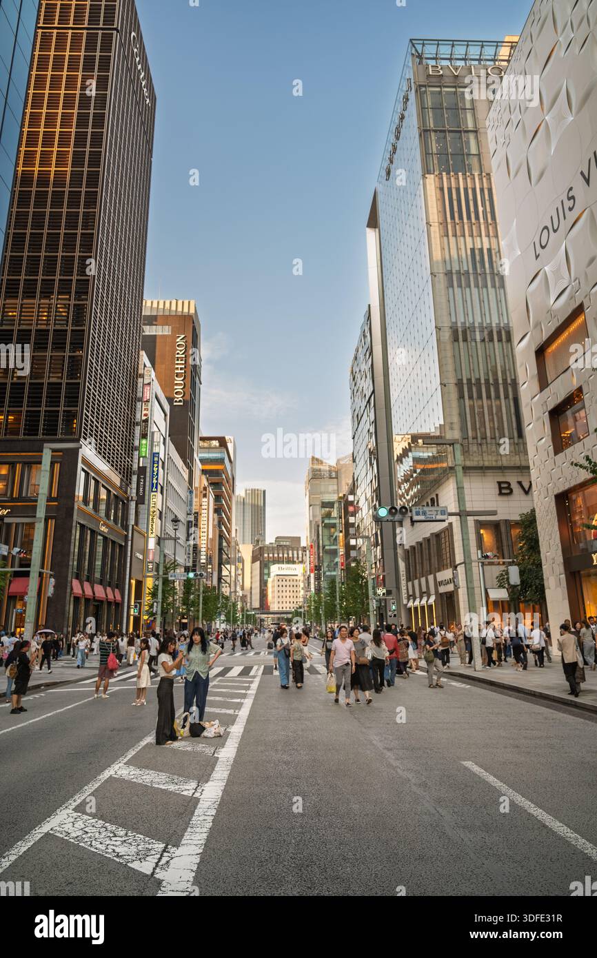 Tokyo, Giappone - 09 agosto 2025: Vivace via Ginza piena di negozi di lusso come Louis Vuitton, BVLGARI e vari marchi Foto Stock