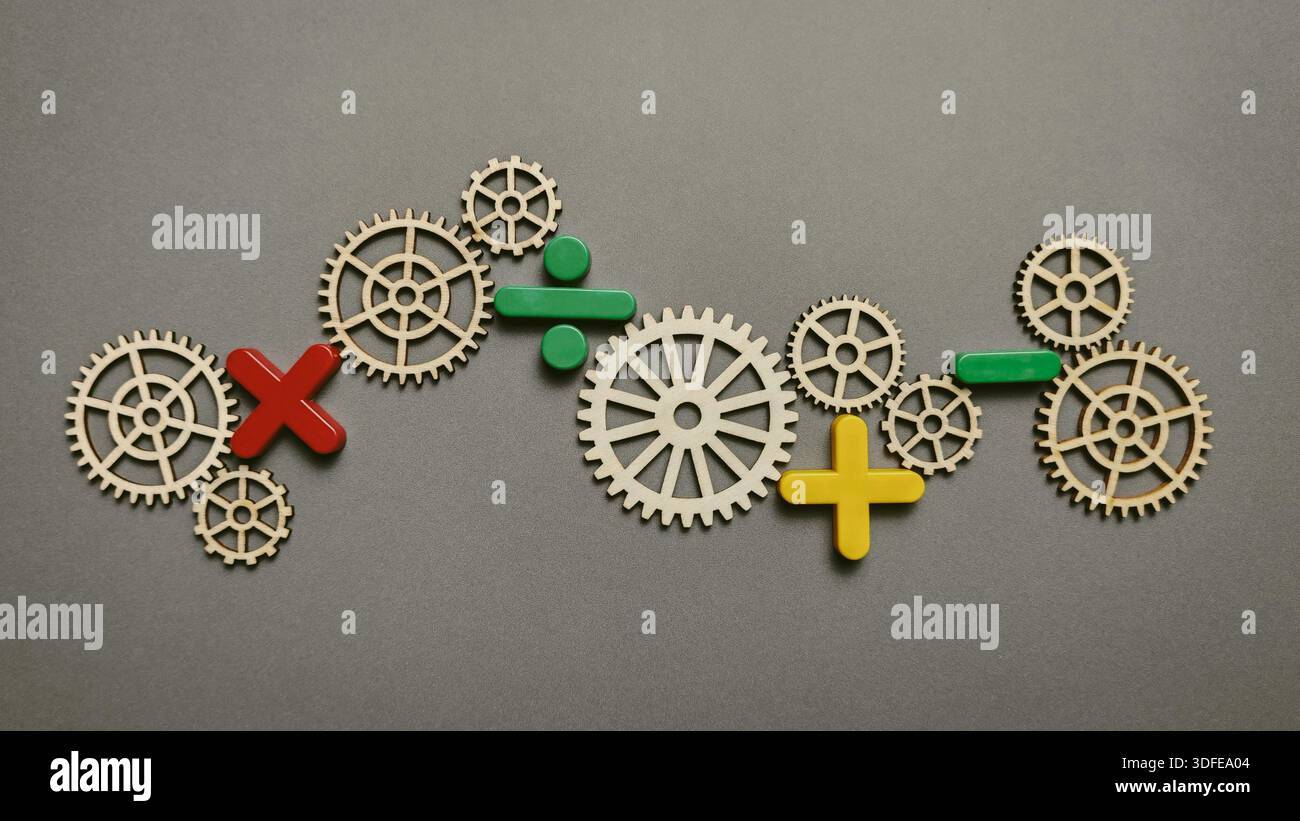 Concetto di operazioni matematiche e ingranaggi ingegneristici per l'istruzione e la logica STEM Foto Stock