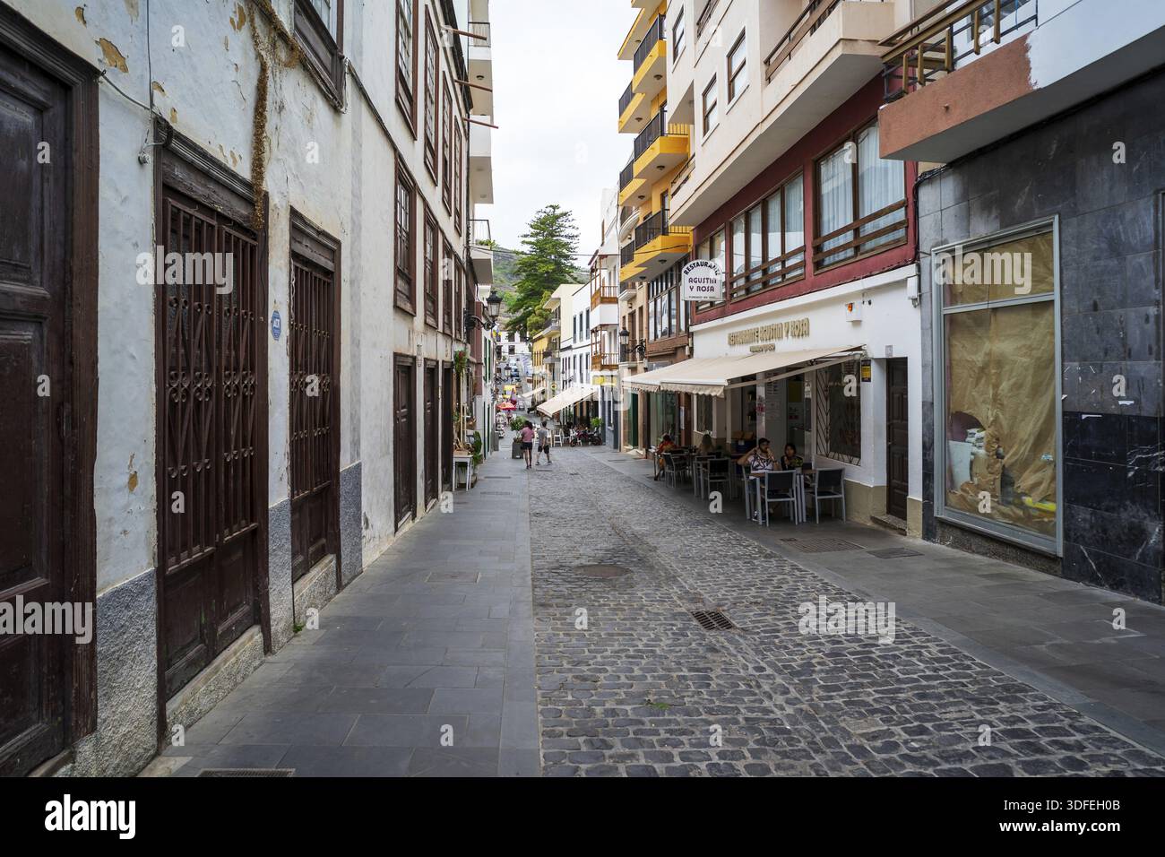 ICOD DE LOS VINOS, TENERIFE, SPAGNA - 20 LUGLIO 2023: Vecchie strade della città vecchia di Icod de los Vinos, sulla costa settentrionale di Tenerife Foto Stock