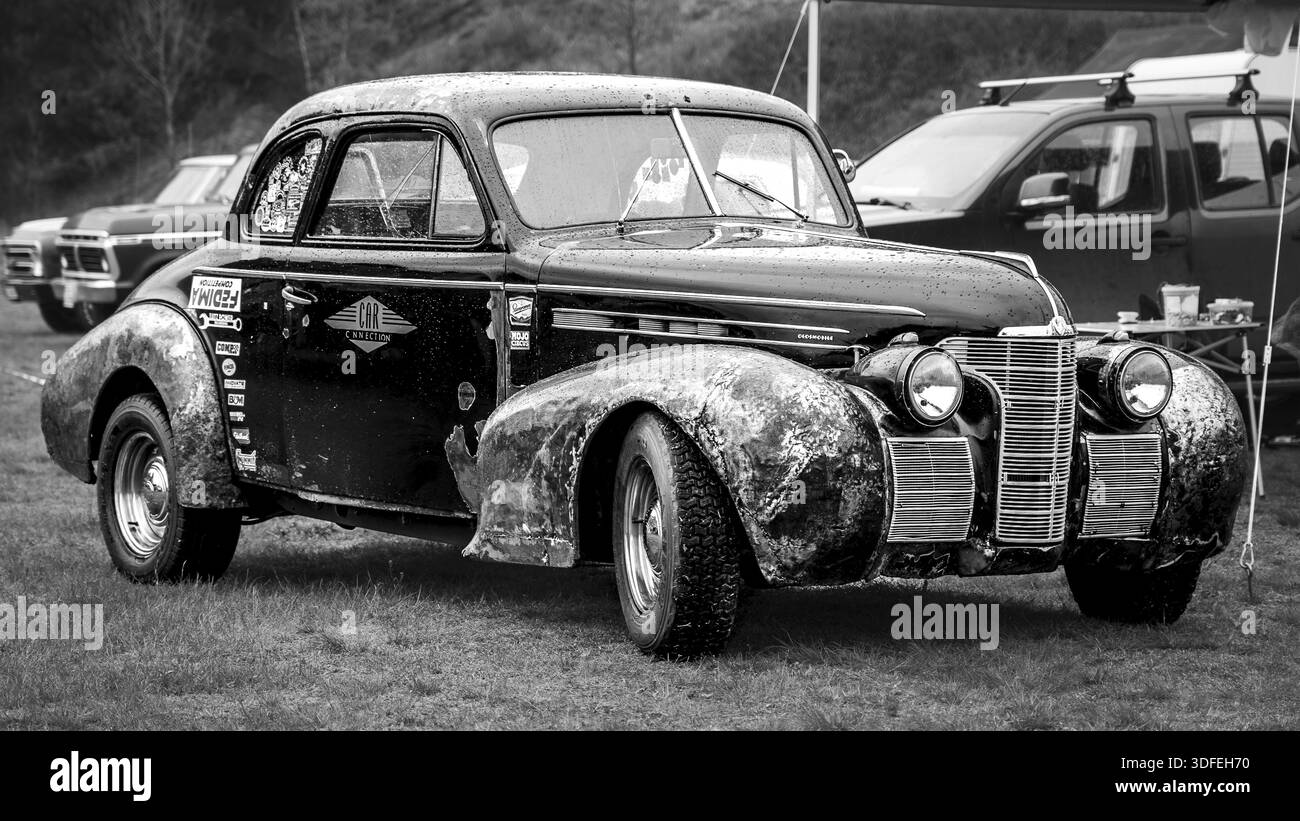 FINOWFURT, GERMANIA - 06 MAGGIO 2023: L'auto full-size Oldsmobile 66 Special Business Coupé, 1939. Bianco e nero. Festival di gara 2023. Apertura stagionale Foto Stock