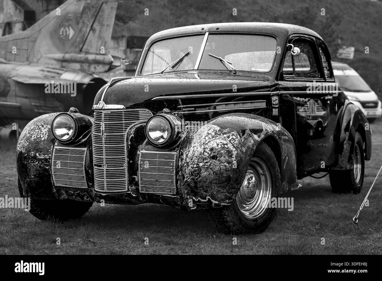FINOWFURT, GERMANIA - 06 MAGGIO 2023: L'auto full-size Oldsmobile 66 Special Business Coupé, 1939. Bianco e nero. Festival di gara 2023. Apertura stagionale Foto Stock