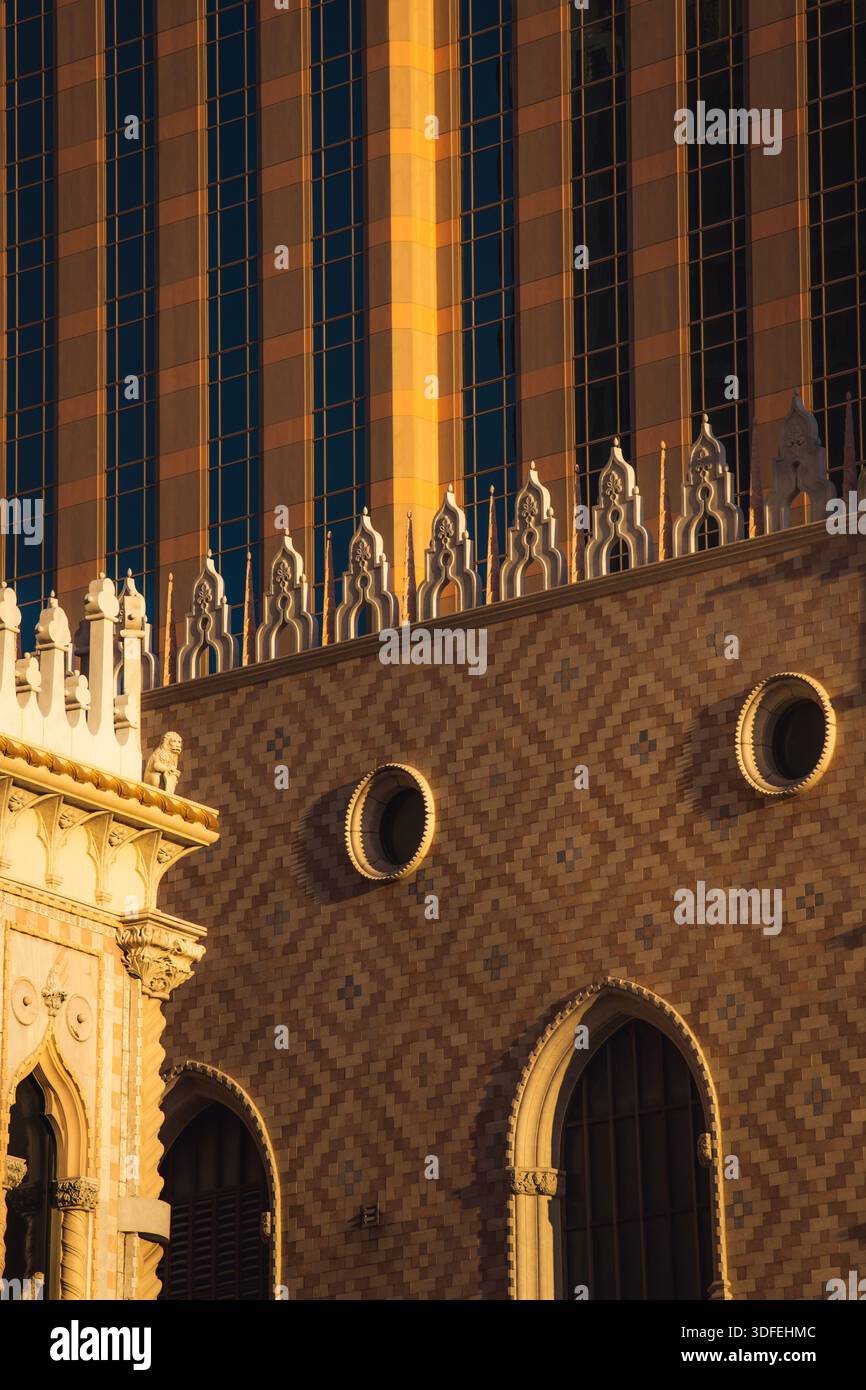 Vista di un grande edificio in stile veneziano con intricati motivi di diamante, finestre ad arco e ornate merlature bianche alte, Las Vegas, Neva Foto Stock