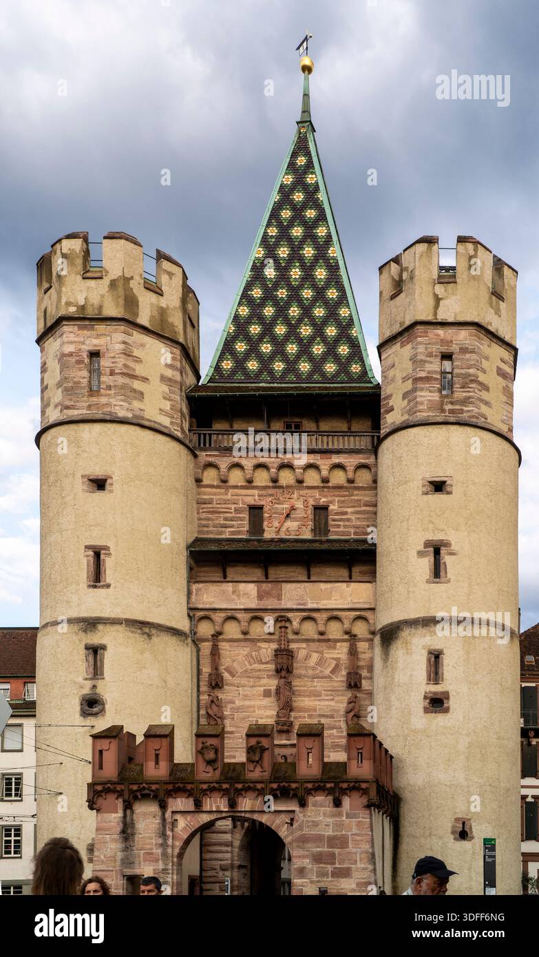 Storica torre medievale con due torri cilindriche e un tetto a motivi geometrici. Foto Stock