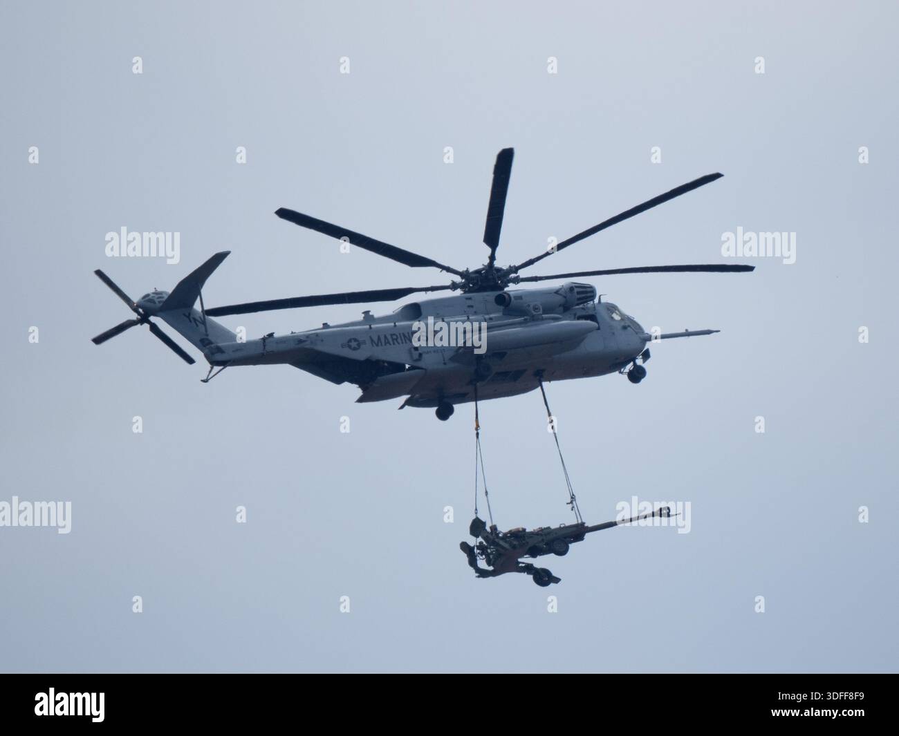 CH-53E Super Stallion con obice M777 Foto Stock