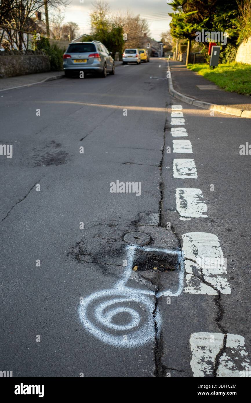 Dicembre 2025 - griglia di scarico allentata contrassegnata come pronta per la riparazione Foto Stock
