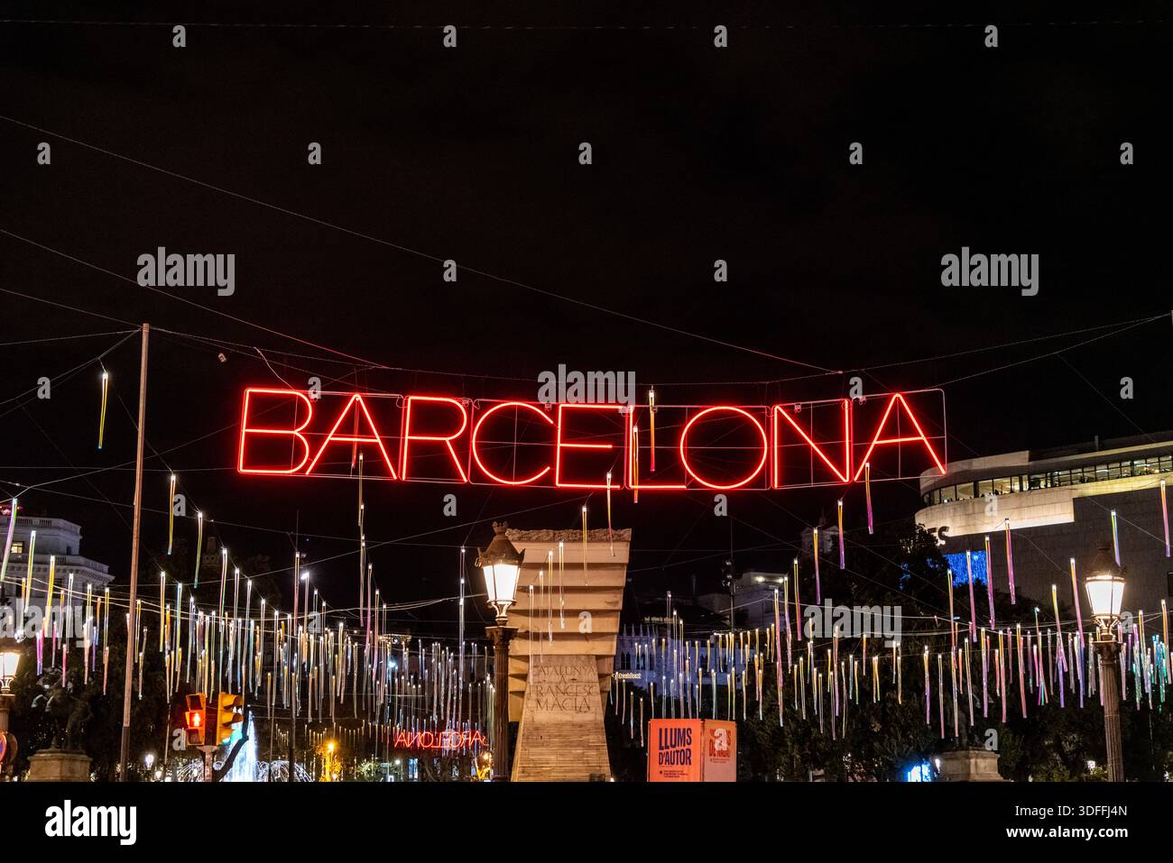 Barcellona, Spagna - novembre 30 2025: Periodo natalizio in Plaza de Catalunya di notte a Barcellona Foto Stock