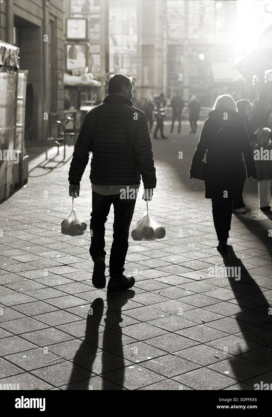 Persona dopo aver acquistato arance al mercatino di Natale di Magdeburgo Foto Stock