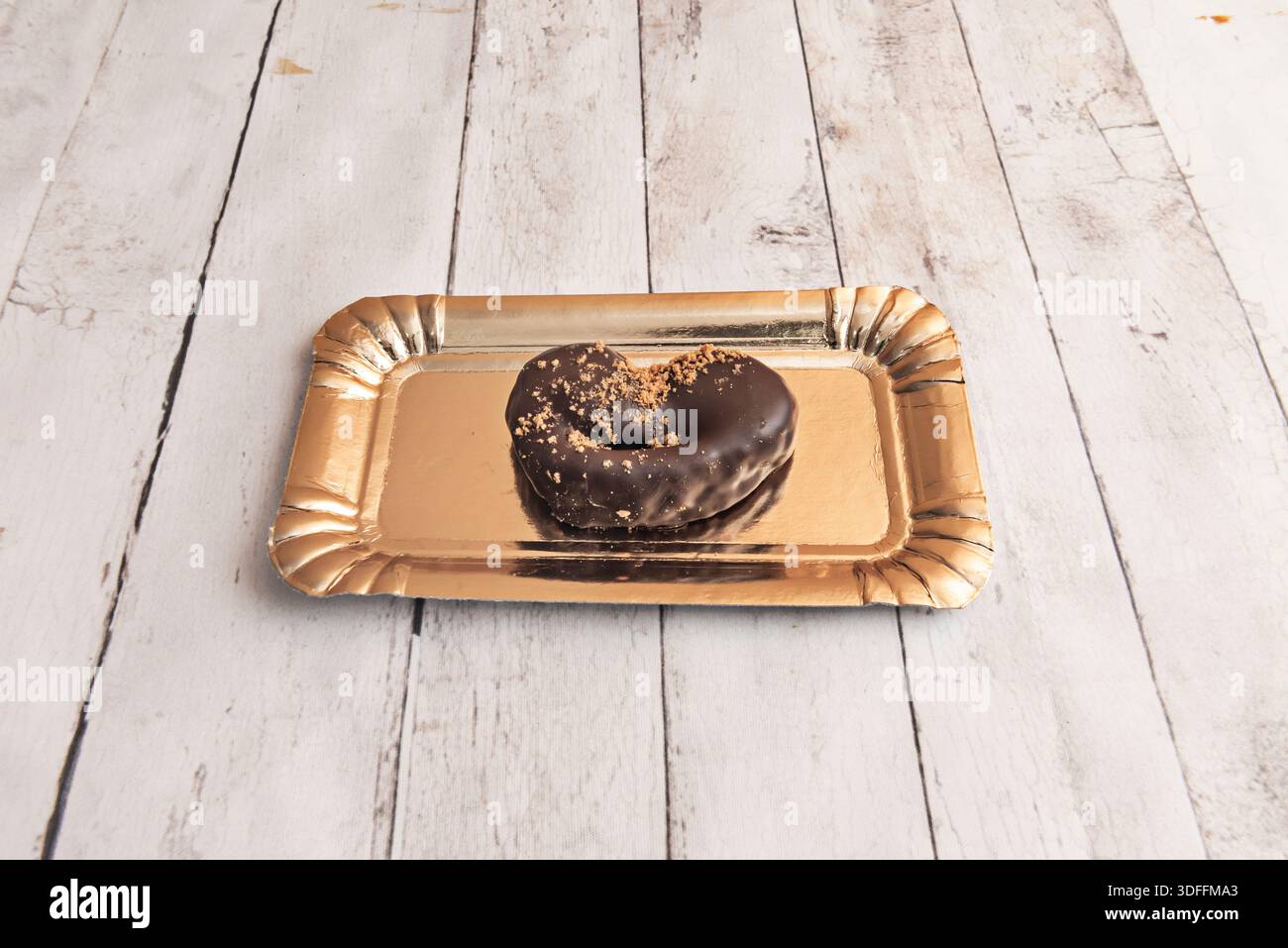 La reinvenzione creativa: palmiers ripieni di crema pasticcera o cioccolato fuso al centro, cosparsi di mandorle tostate a scaglie, Foto Stock