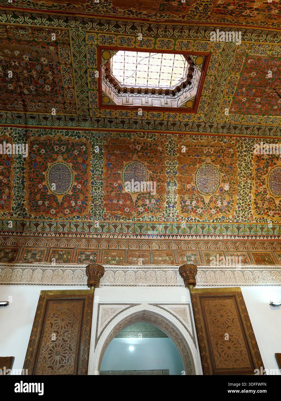 Soffitto dipinto, Palazzo Bahia, Marrakech, Marocco, Nord Africa, sito patrimonio dell'umanità dell'UNESCO Foto Stock