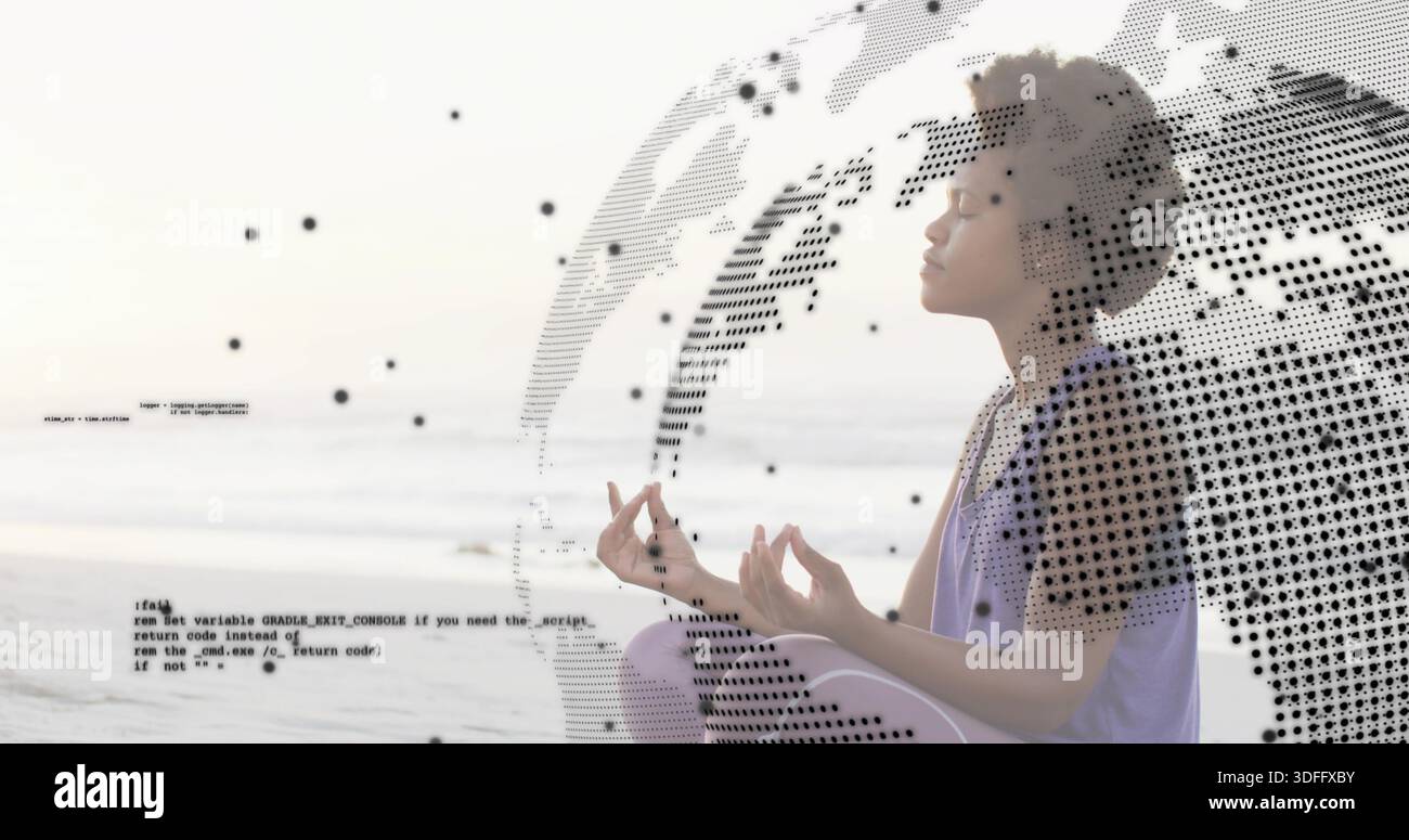 Donna meditante con abiti da yoga a gambe incrociate sulla spiaggia dal mare, con sovrapposizione a globo punteggiato, spazio copia Foto Stock