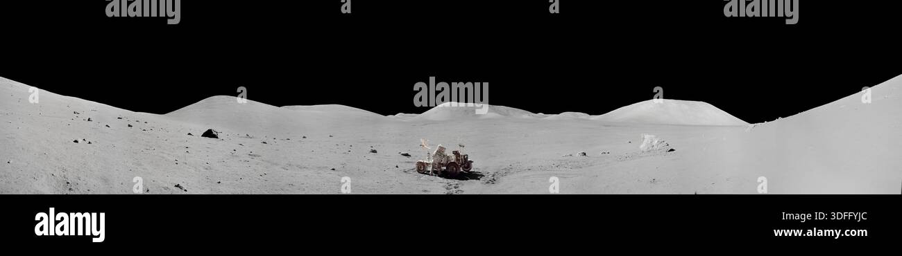 Panorama dell'atterraggio lunare dell'Apollo 17 composto da immagini contigue. Le immagini hanno ricevuto un ritocco minimo da parte della NASA, inclusa la rimozione dei bagliori delle lenti che erano problematici nel unire i singoli fotogrammi e nel oscurare il cielo verso l'orizzonte lunare. Questi aggiustamenti sono stati effettuati in base alle osservazioni dei camminatori lunari che non hanno riportato stelle visibili nel cielo a causa della riflessione luminosa della superficie lunare. Una versione ottimizzata di un composito originale della NASA: Credit: NASA Foto Stock