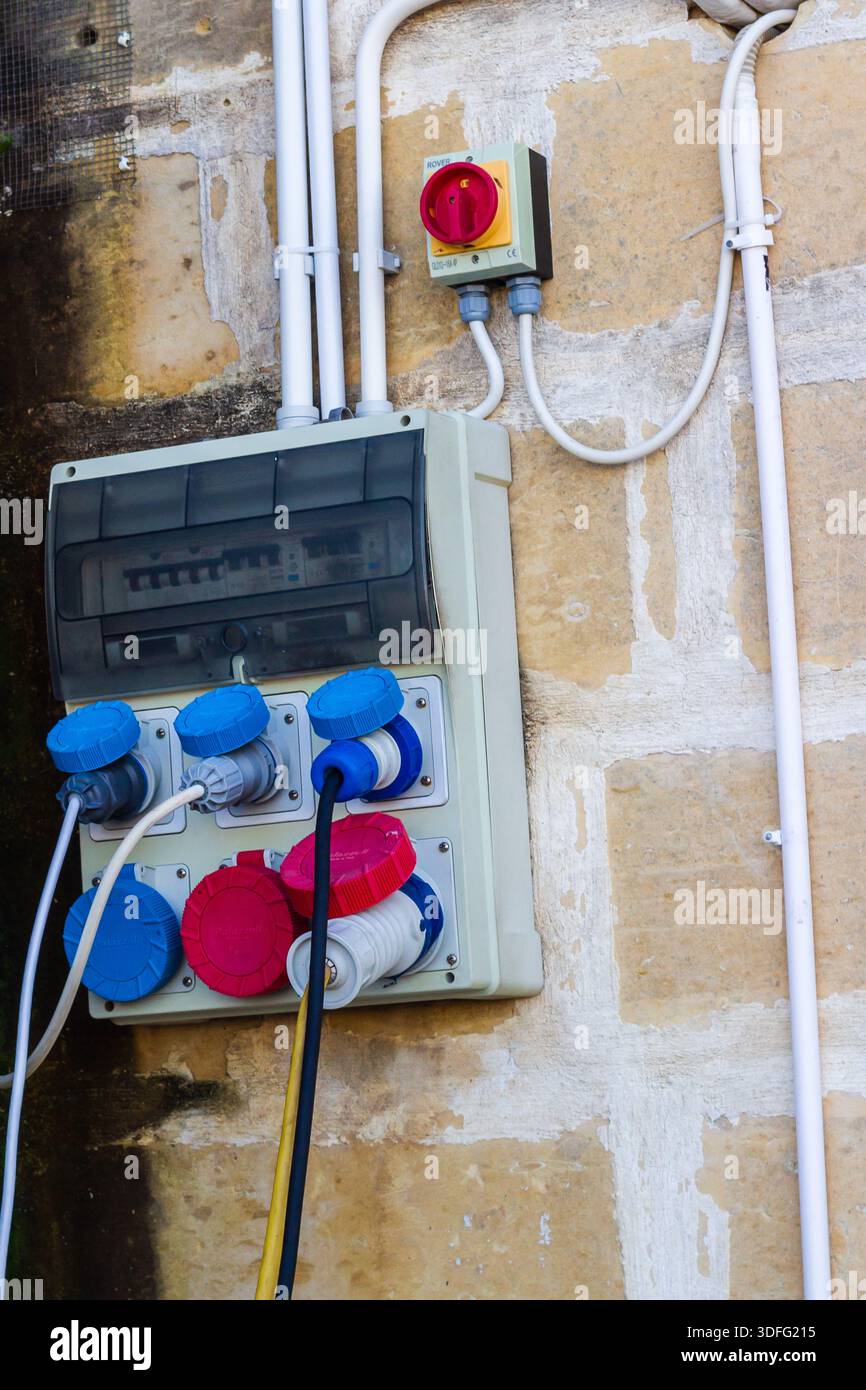 Quadro elettrico industriale e scatola di cablaggio montata su una parete esterna con connettori femmina e conduttori Foto Stock