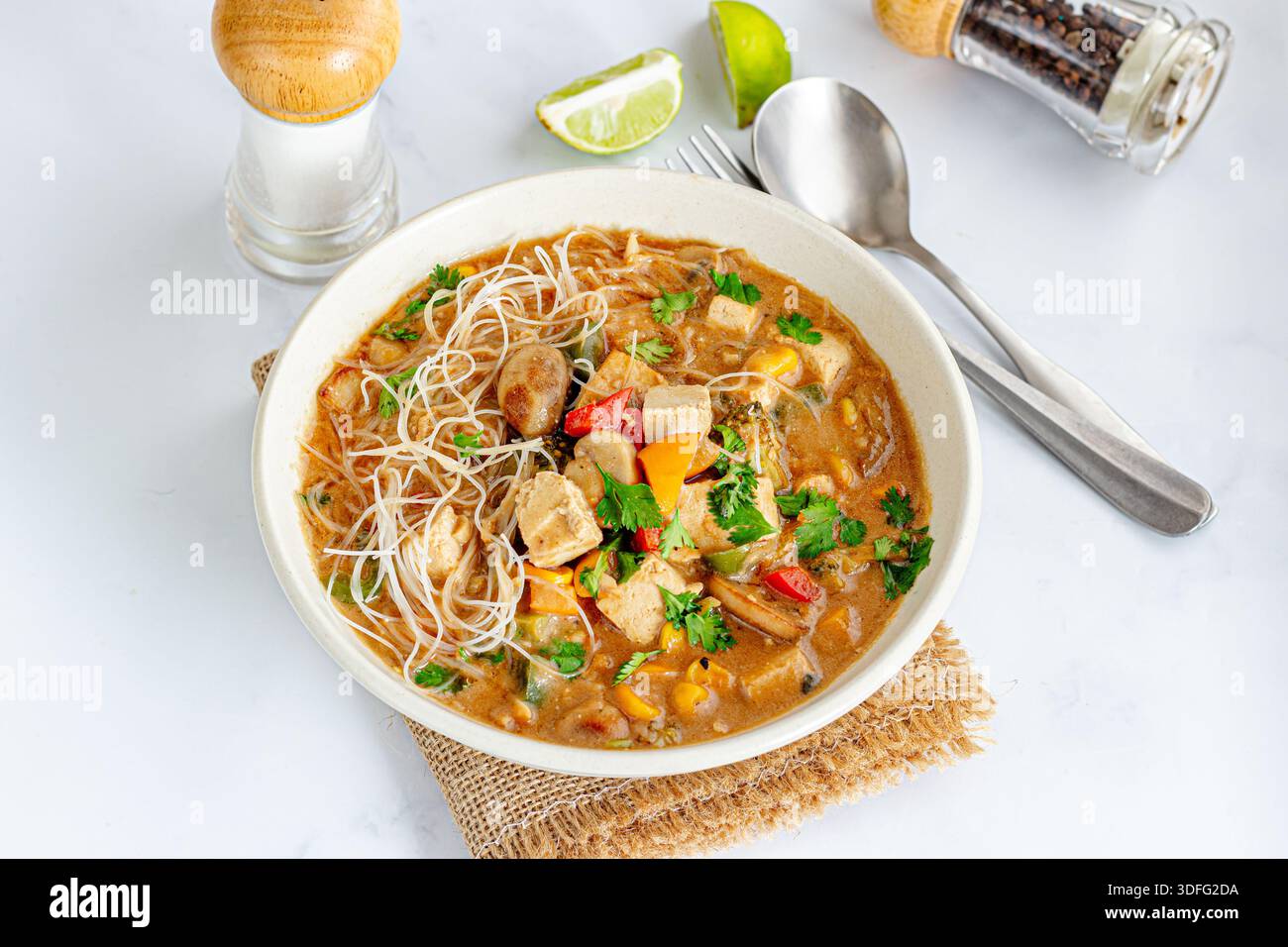 Zuppa di tagliatelle Vegan Tofu pulita con verdure fresche Foto Stock