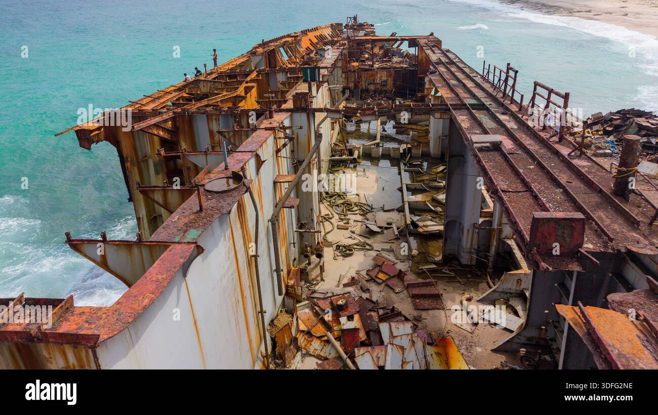 Rusty, nave abbandonata con strutture metalliche in decadenza. Sokotra, Yemen. Foto Stock