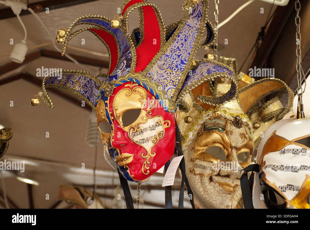 Vista ravvicinata delle maschere di carnevale veneziane, decorate a mano e colorate, esposte a Venezia. Cultura tradizionale italiana, mascherate, simboli di festival. Foto Stock