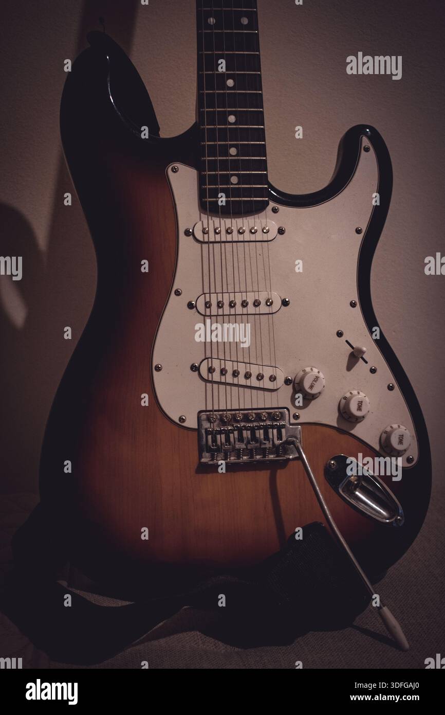 Corpo della chitarra elettrica in stile Stratocaster, che mostra la forma, la finitura e i dettagli hardware dello strumento, catturati in una vista ravvicinata. Foto Stock