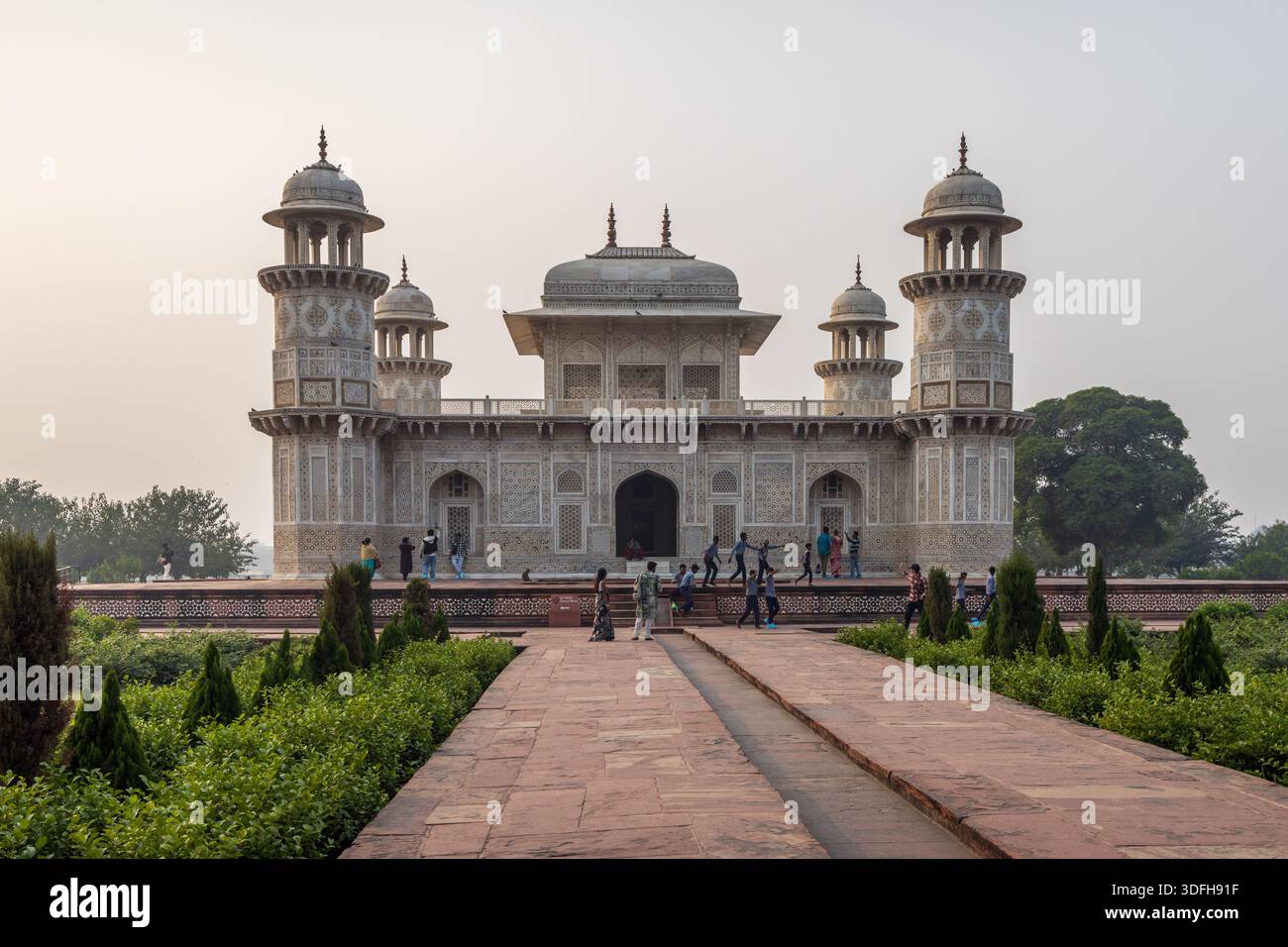 Itmad-ud-Daula, conosciuto anche come Baby Taj, Agra, Uttar Pradesh, India Foto Stock