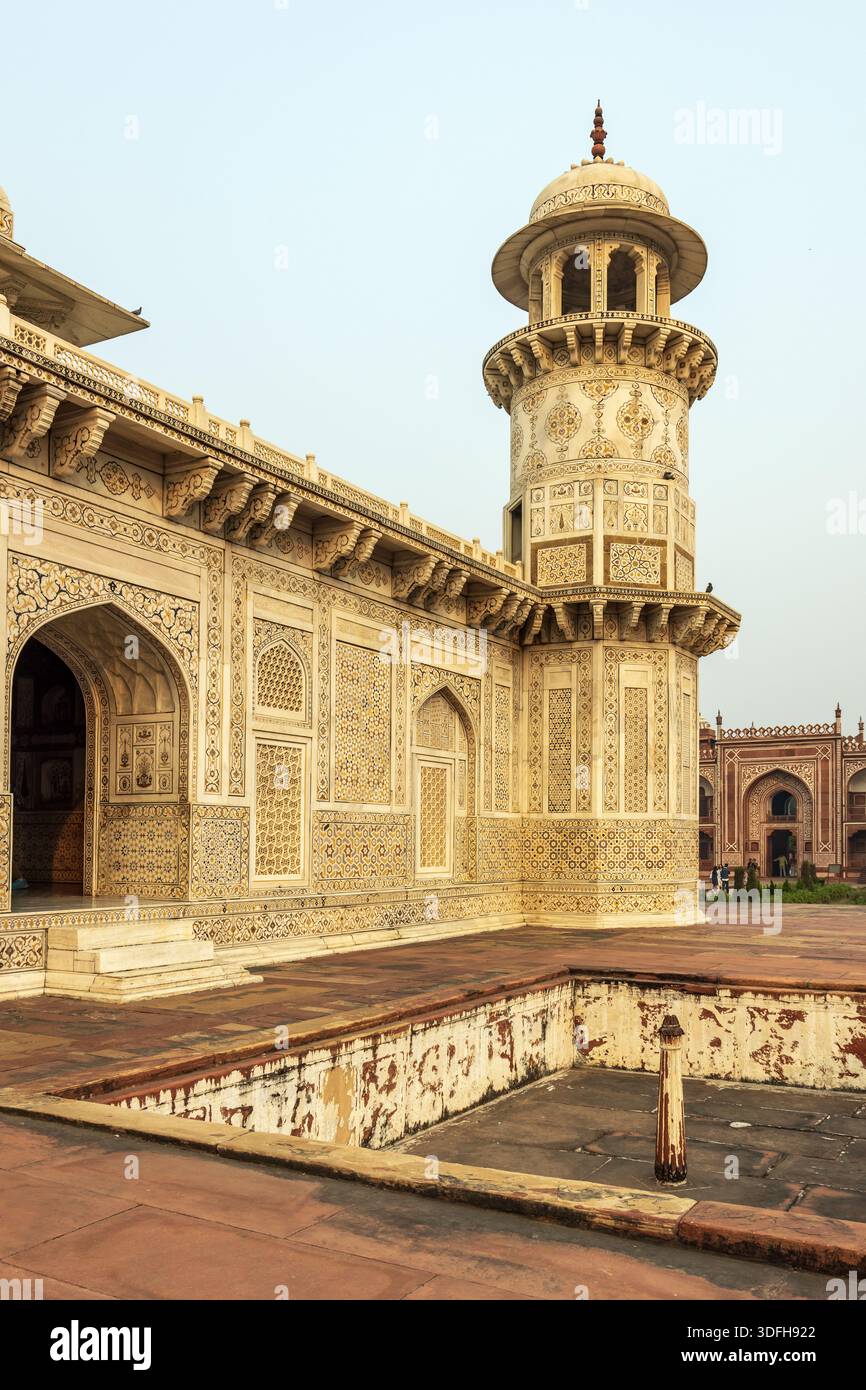 Itmad-ud-Daula, conosciuto anche come Baby Taj, Agra, Uttar Pradesh, India Foto Stock
