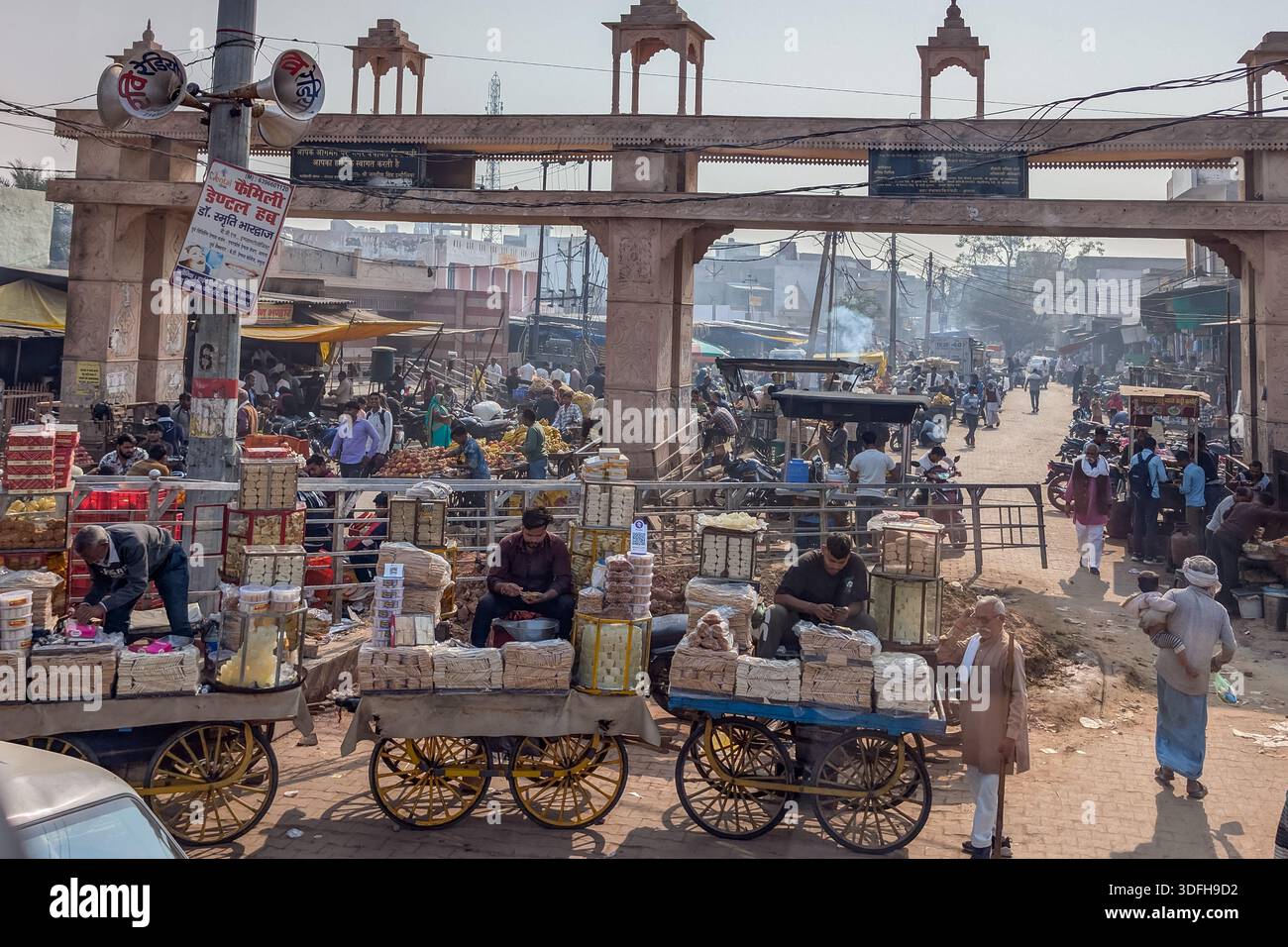 Un mercato di strada molto trafficato ad Agra, India Foto Stock