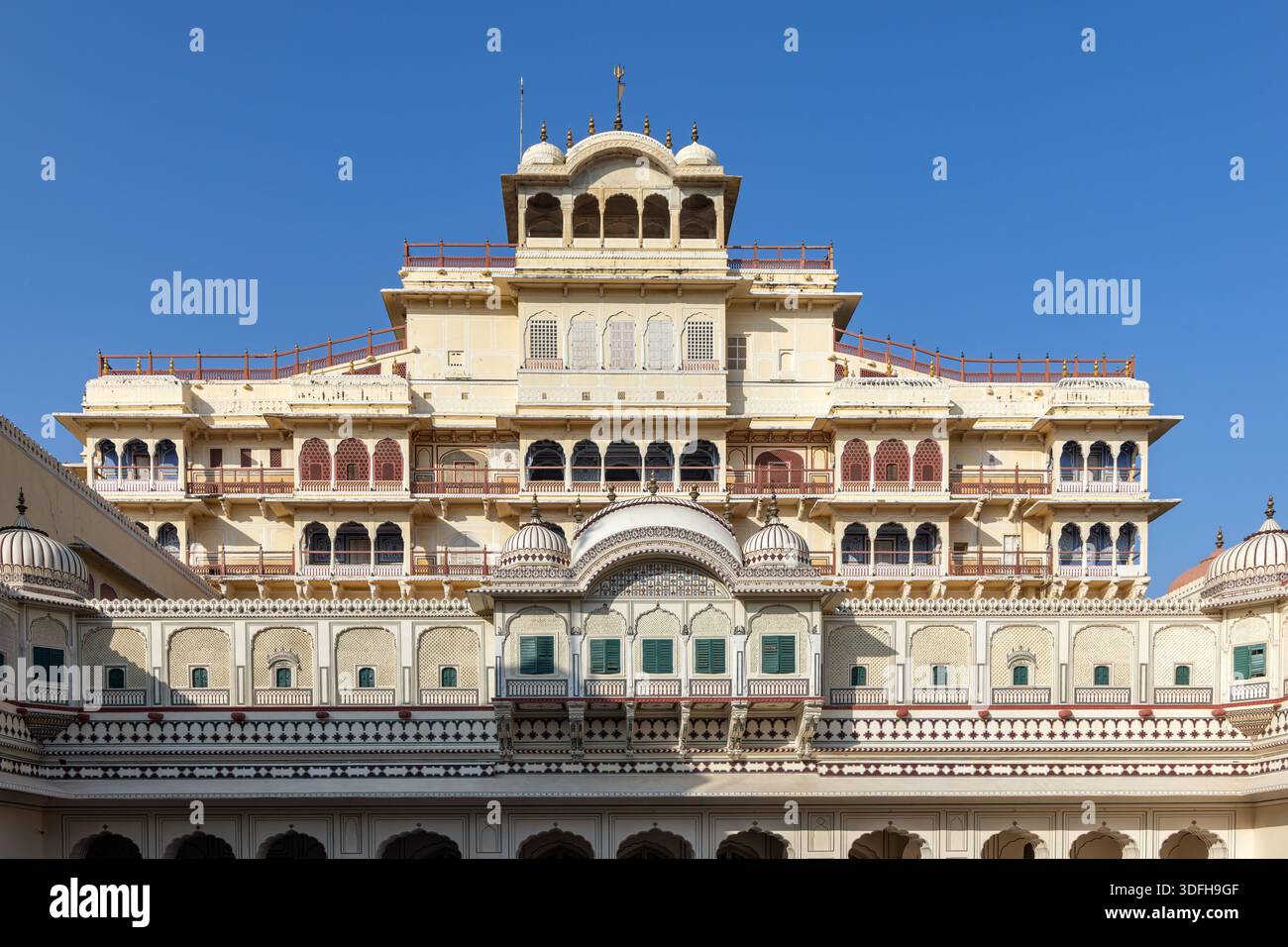 Vista del Chandra Mahal dal cortile di Pritam Niwas presso il Palazzo della città di Jaipur, Rajasthan, India Foto Stock