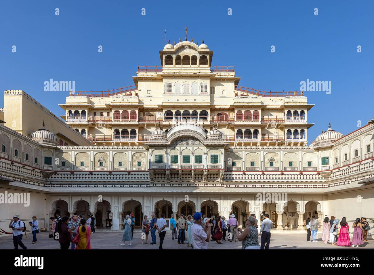 Vista del Chandra Mahal dal cortile di Pritam Niwas presso il Palazzo della città di Jaipur, Rajasthan, India Foto Stock