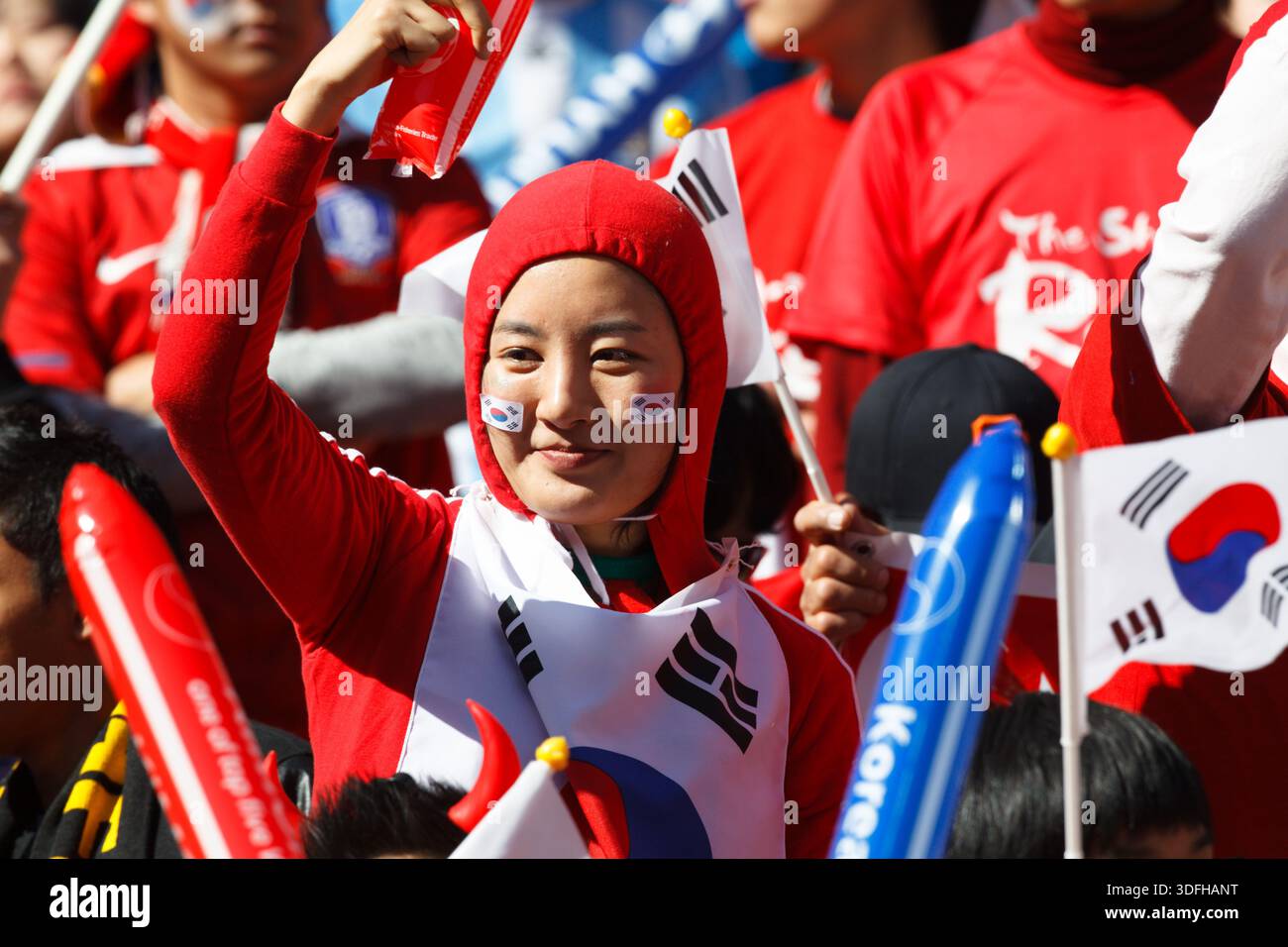 Una tifosa sudcoreana si diverte prima del calcio d'inizio di una partita della Coppa del mondo FIFA tra Argentina e Corea del Sud. Solo editoriale. Foto Stock