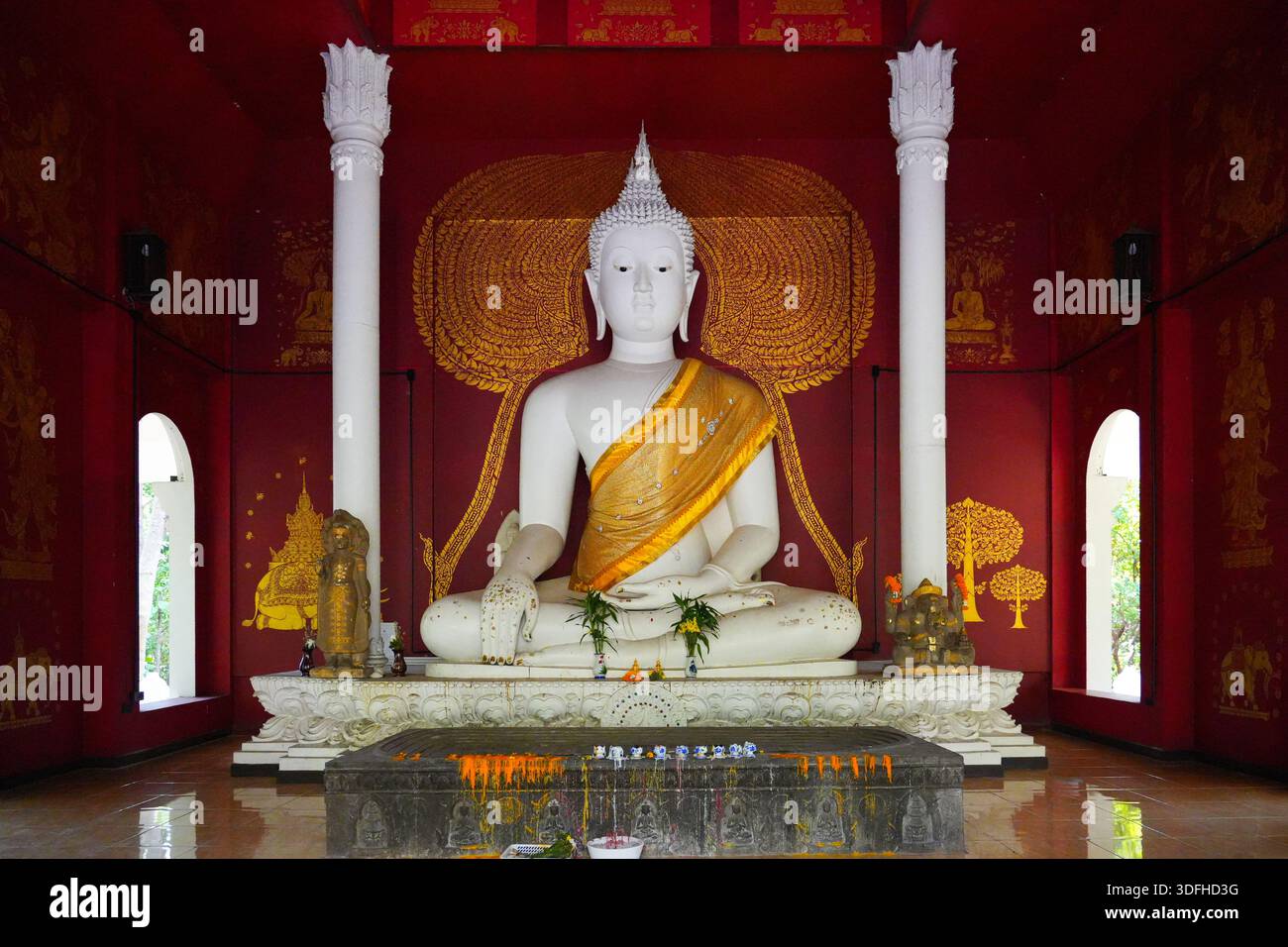 Statua bianca serena del Buddha con vesti dorate al tempio della foresta di Wat Pha Lat a Chiang mai nel nord della Thailandia Foto Stock