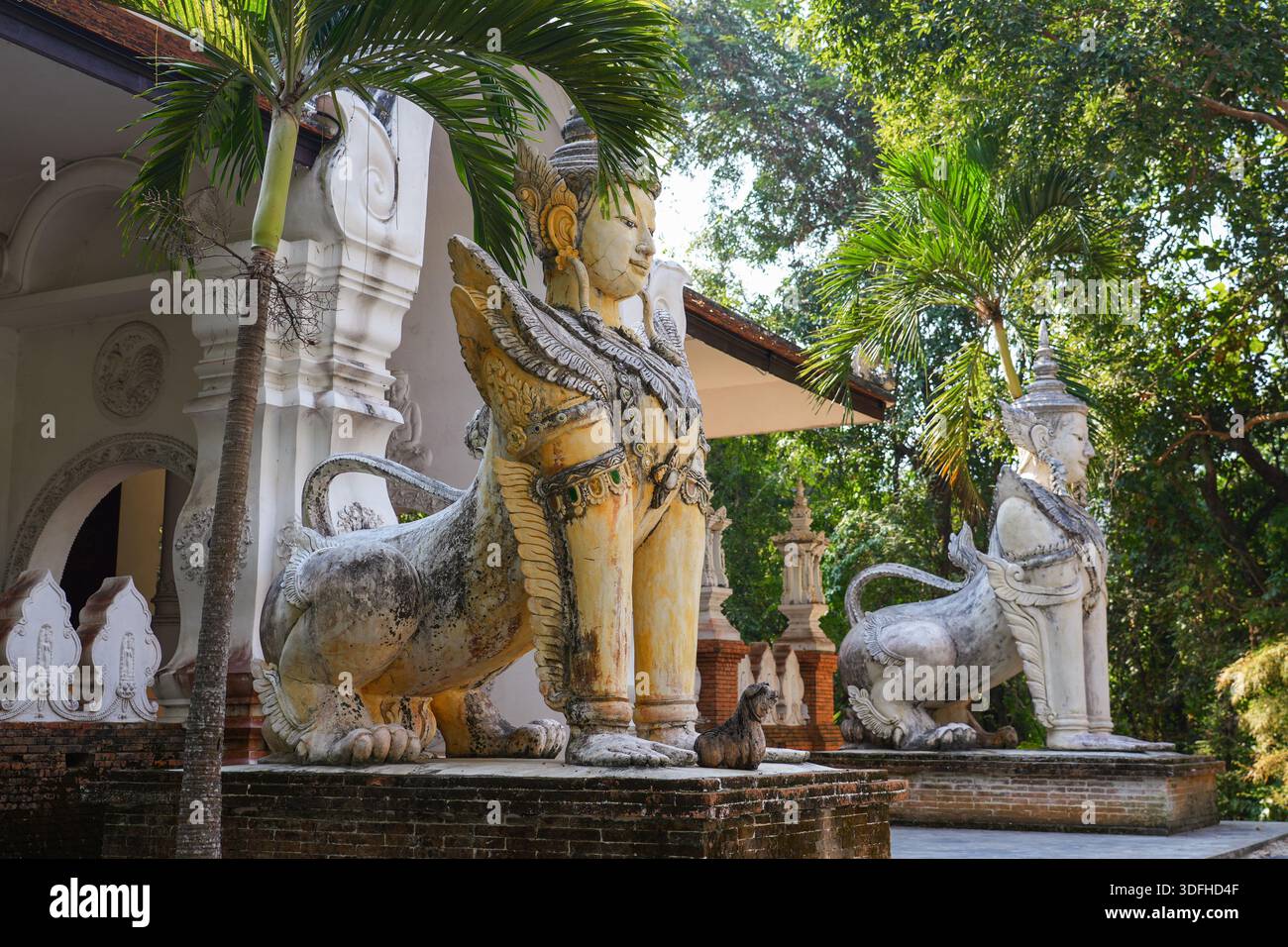 Mitici guardiani alati all'ingresso del tempio della foresta di Wat Pha Lat a Chiang mai nel nord della Thailandia Foto Stock
