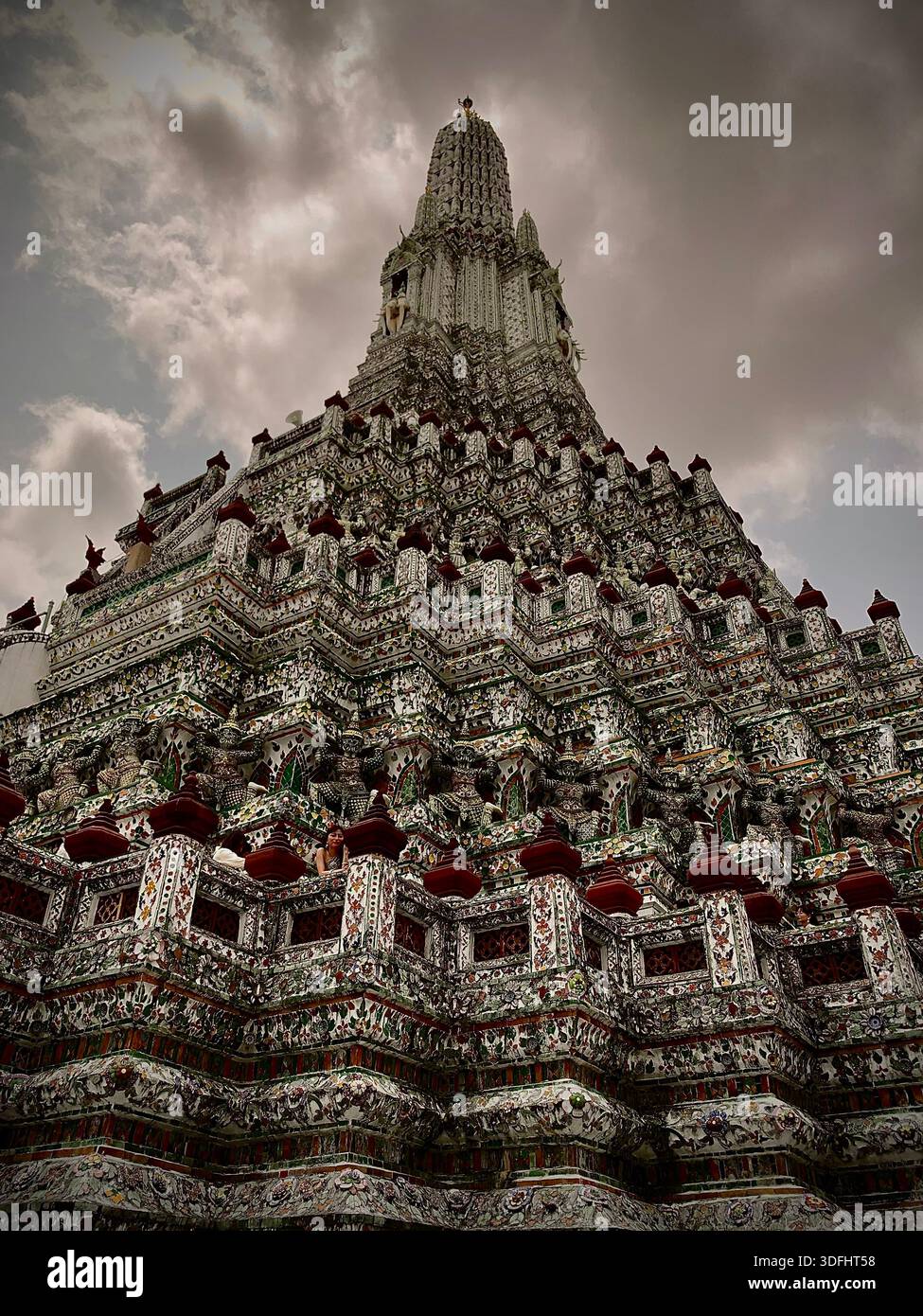 Il tempio storico della Thailandia, incorniciato da una splendida natura. Pietre antiche che riposano nell’abbraccio della natura. Pace, storia e bellezze naturali in un'unica cornice. - Immagine stock catturata con smartphone