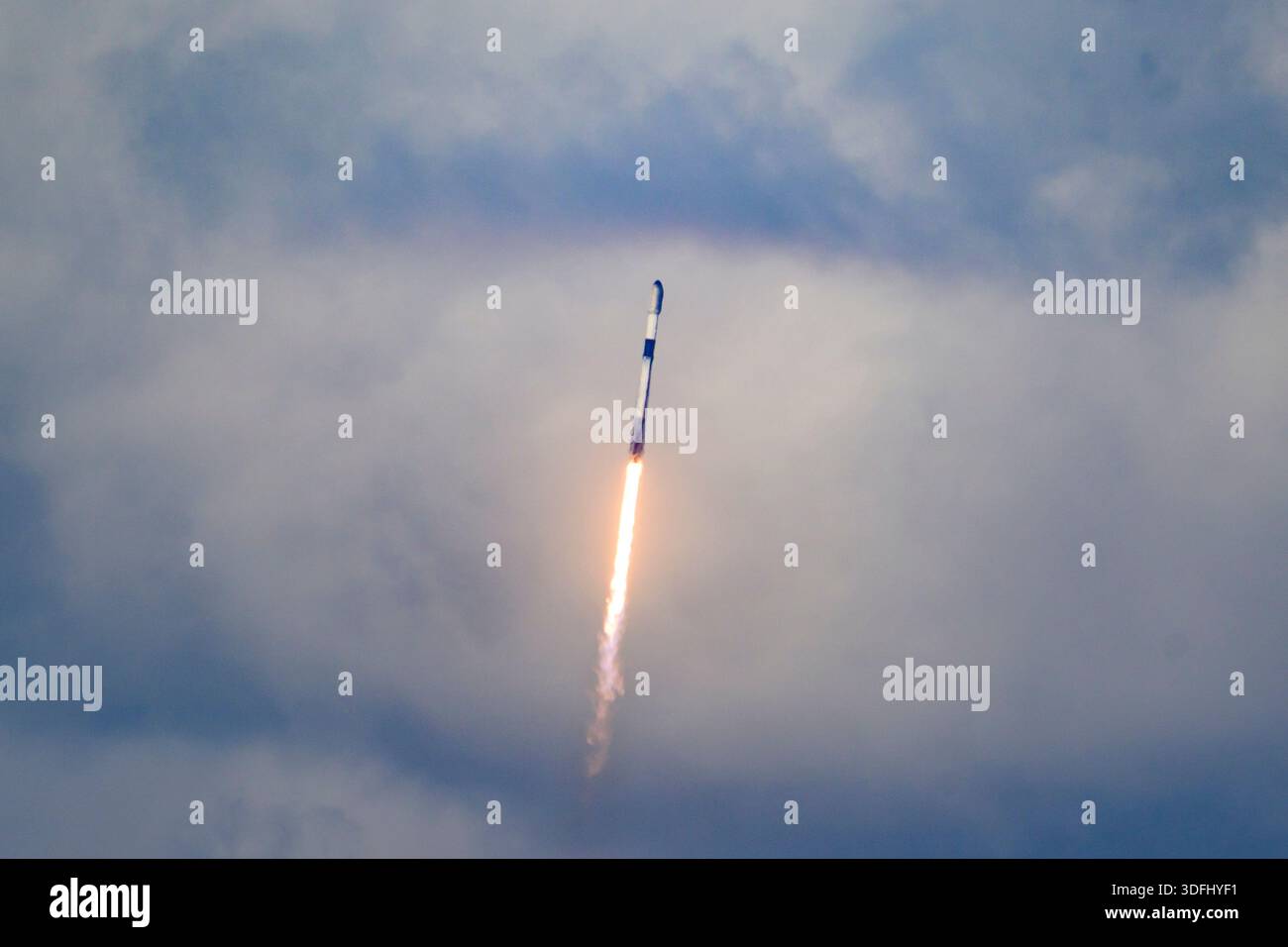 Cape Canaveral, Florida, Stati Uniti. 12 gennaio 2026. Un razzo Falcon 9 SpaceX che trasporta 29 satelliti Starlink, si solleva dallo Space Launch Complex-40 alla Cape Canaveral Space Force Station, Florida, alle 16:08 EST del 12 gennaio 2026. (Immagine di credito: © Jennifer Briggs/ZUMA Press Wire) SOLO PER USO EDITORIALE! Non per USO commerciale! Foto Stock