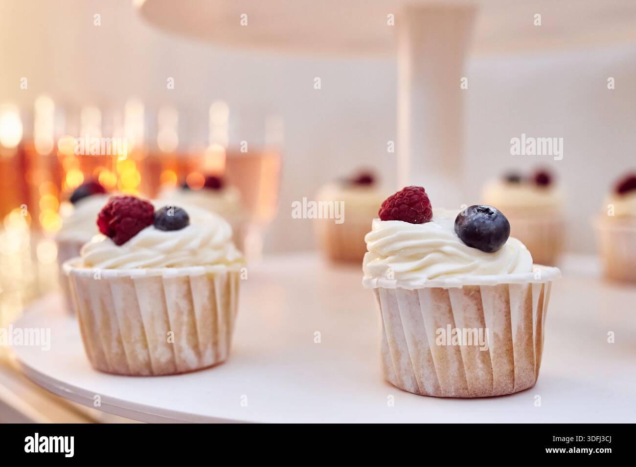 Dessert in porzioni con panna e frutti di bosco sul tavolo delle feste Foto Stock