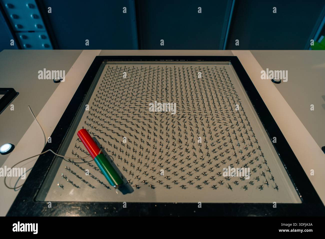 Ginevra, Svizzera - 2 dicembre 2025 esperimento del CERN sulla visualizzazione di linee di campo magnetico utilizzando elementi ferromagnetici. Foto di alta qualità Foto Stock