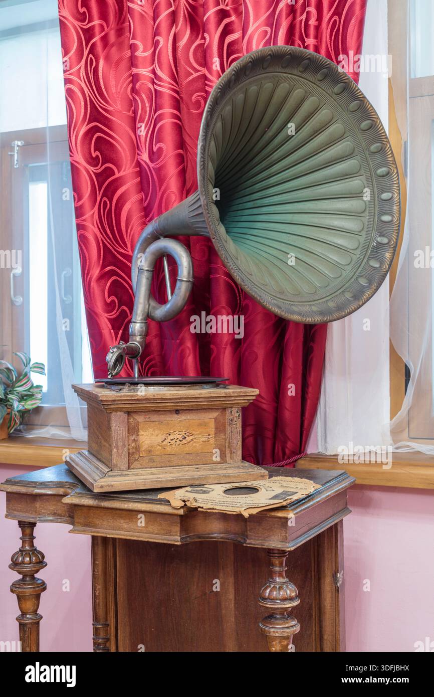 Fonografo d'epoca, casa di Ershov, museo dei mercanti russi, Gorokhovets, regione di Vladimir, Russia Foto Stock