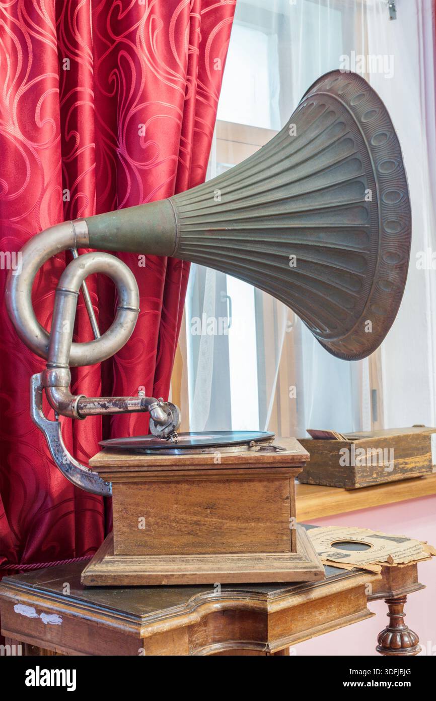Fonografo d'epoca, casa di Ershov, museo dei mercanti russi, Gorokhovets, regione di Vladimir, Russia Foto Stock