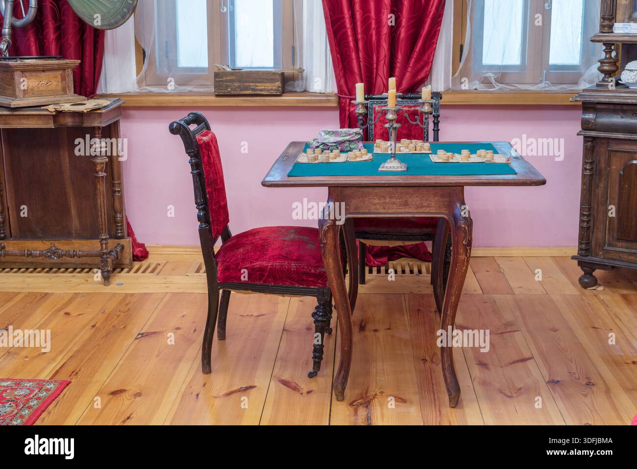Tavolo da lotto, casa di Ershov, Museo dei mercanti russi, Gorokhovets, regione di Vladimir, Russia Foto Stock