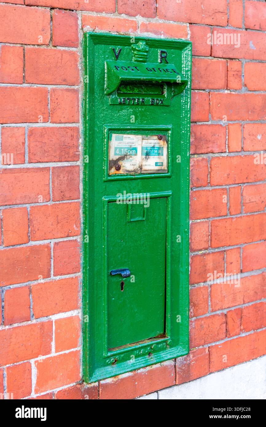 La cassetta delle lettere irlandese dell'era regina Vittoria montata su un muro a Cobh, Co. Cork, Irlanda. Foto Stock