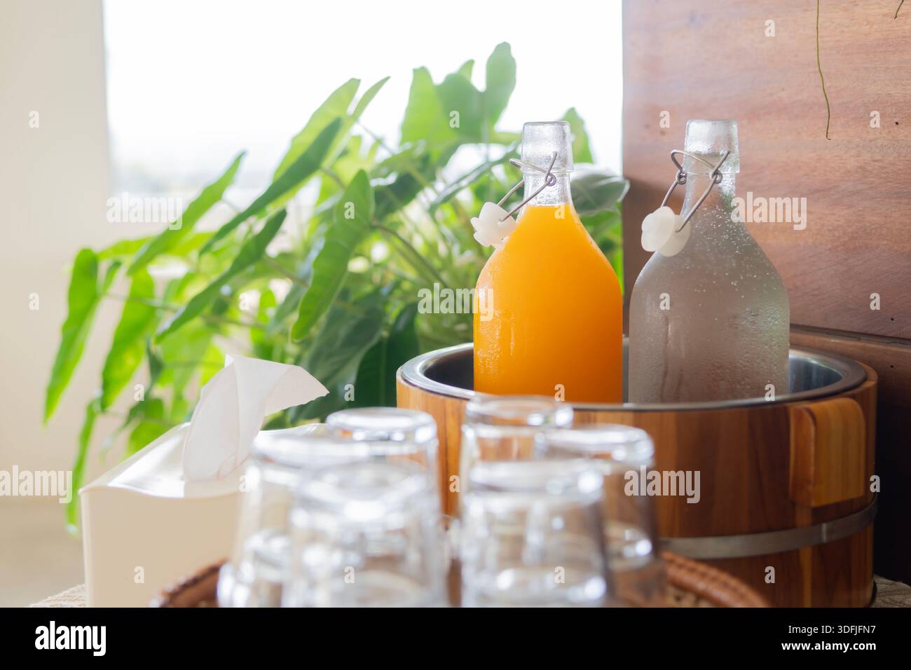Selezione di buffet per colazione continentale self-service, catering o brunch a buffet. Succo e acqua in bottiglie Foto Stock