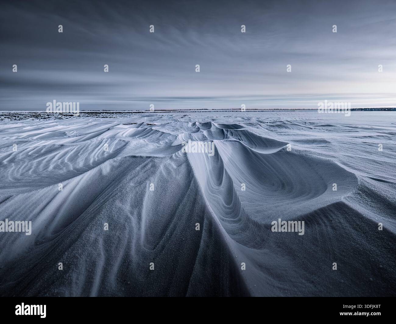 La tempesta di neve lascia bellissimi ciaspole nel paesaggio: Inverno nel parco nazionale Lauwersmeer. Foto Stock