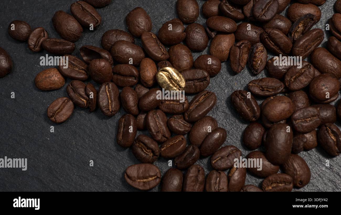 Golden Coffee Bean è simbolo di lusso e valore crescente Foto Stock