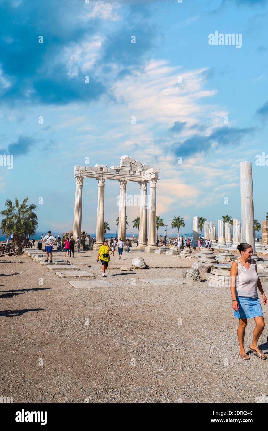 Side, Manavgat, Antalya, Turchia - 24 ottobre 2025: Vista verticale dell'antico Tempio di Apollo con le sue colonne iconiche e i turisti Foto Stock