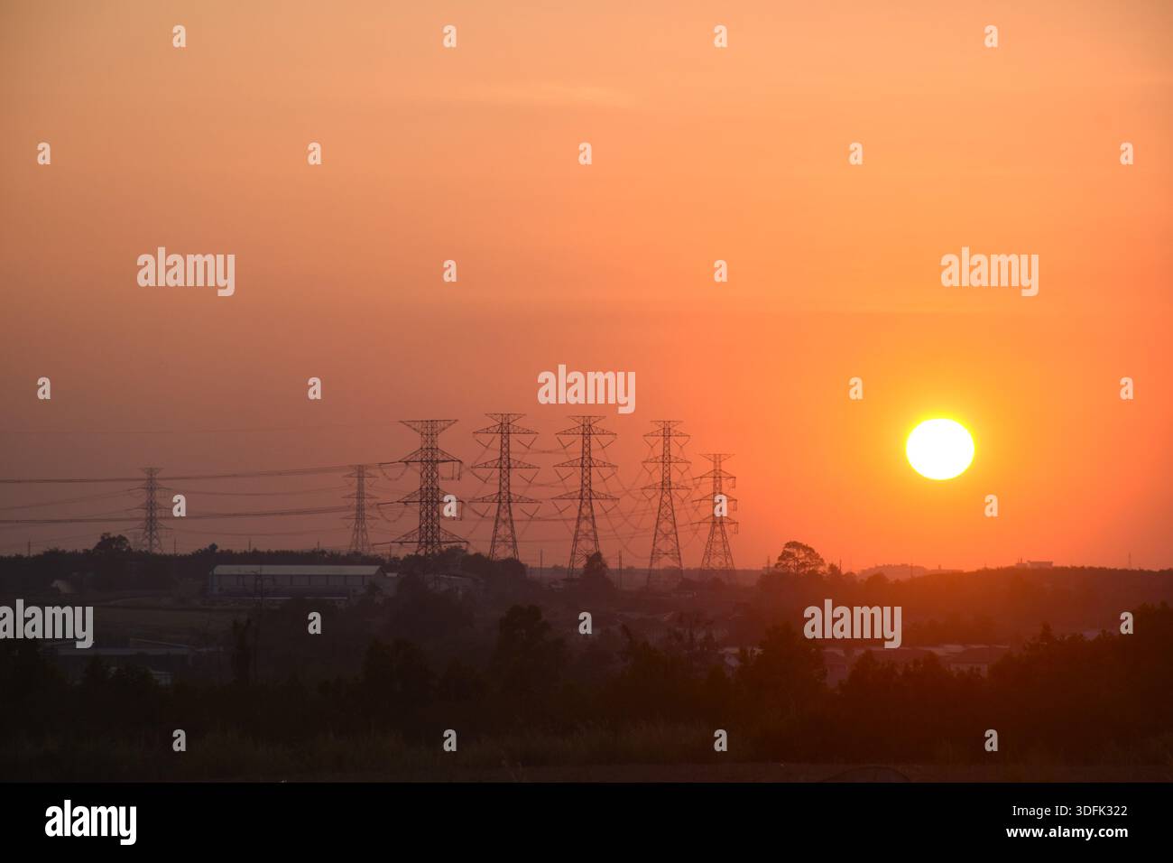 asta elettrica ad alta tensione sul cielo del tramonto di sera Foto Stock