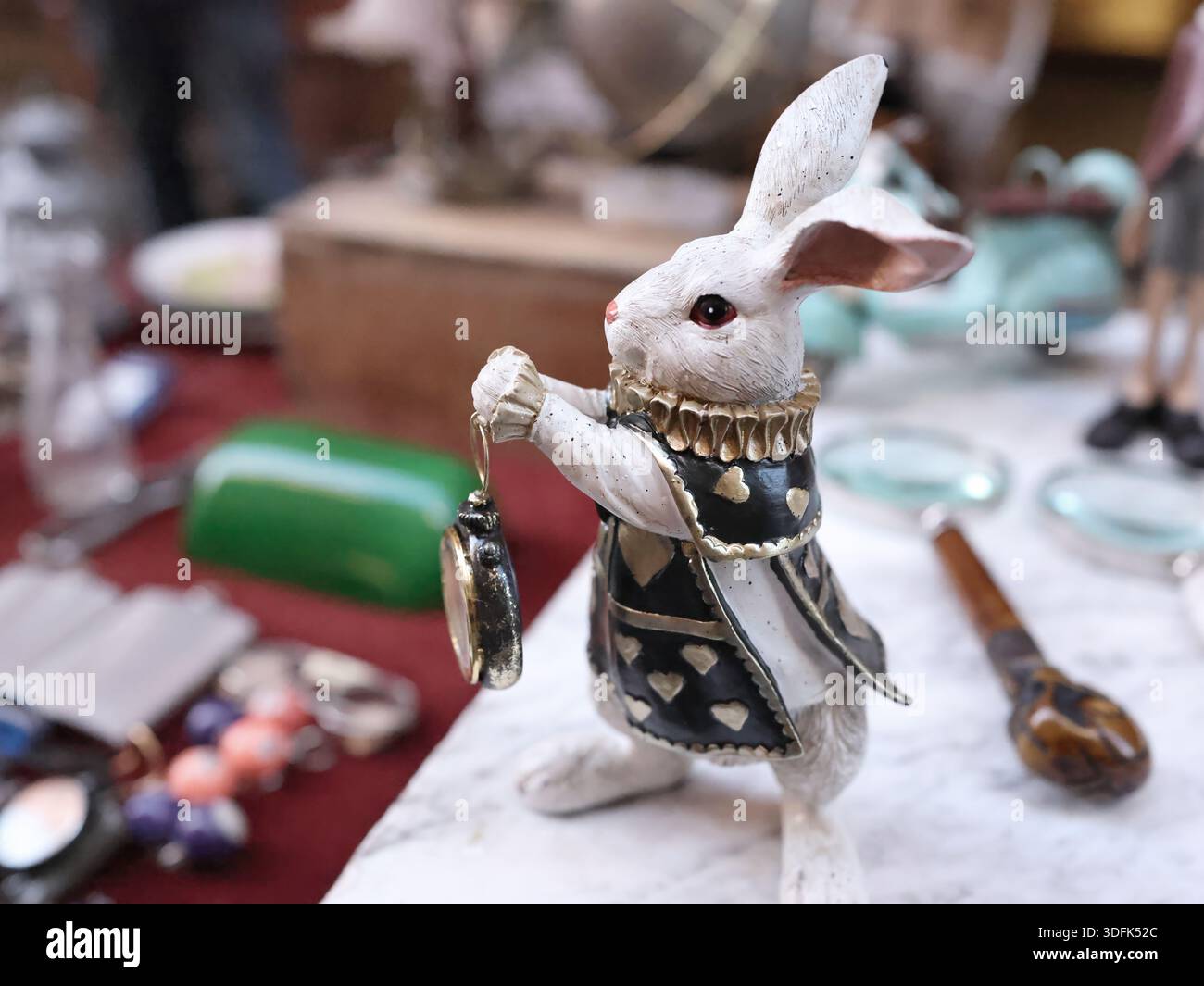 Statuetta di coniglio bianco che tiene l'orologio da tasca. Alice nel Paese delle meraviglie. Mercato delle pulci antico in Europa, Italia. Articoli vintage. Foto Stock