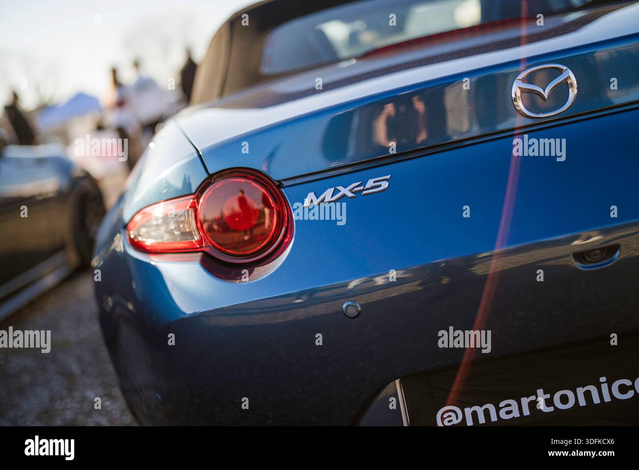 Imola, italia 01 gennaio 2026: Auto sportiva blu mazda mx-5 miata con luce di posizione posteriore rossa rotonda e emblemi del bagagliaio, che rappresentano il design automobilistico e la deta Foto Stock