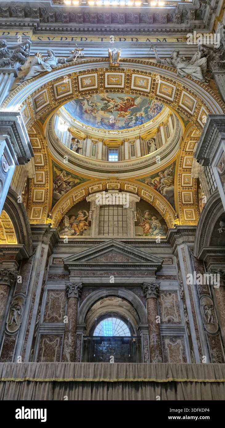 Interni decorati in stile barocco con mosaici in oro, affreschi religiosi e dettagli architettonici della cupola e dell'altare nella Basilica di San Pietro, Vaticano - Immagine stock catturata con smartphone