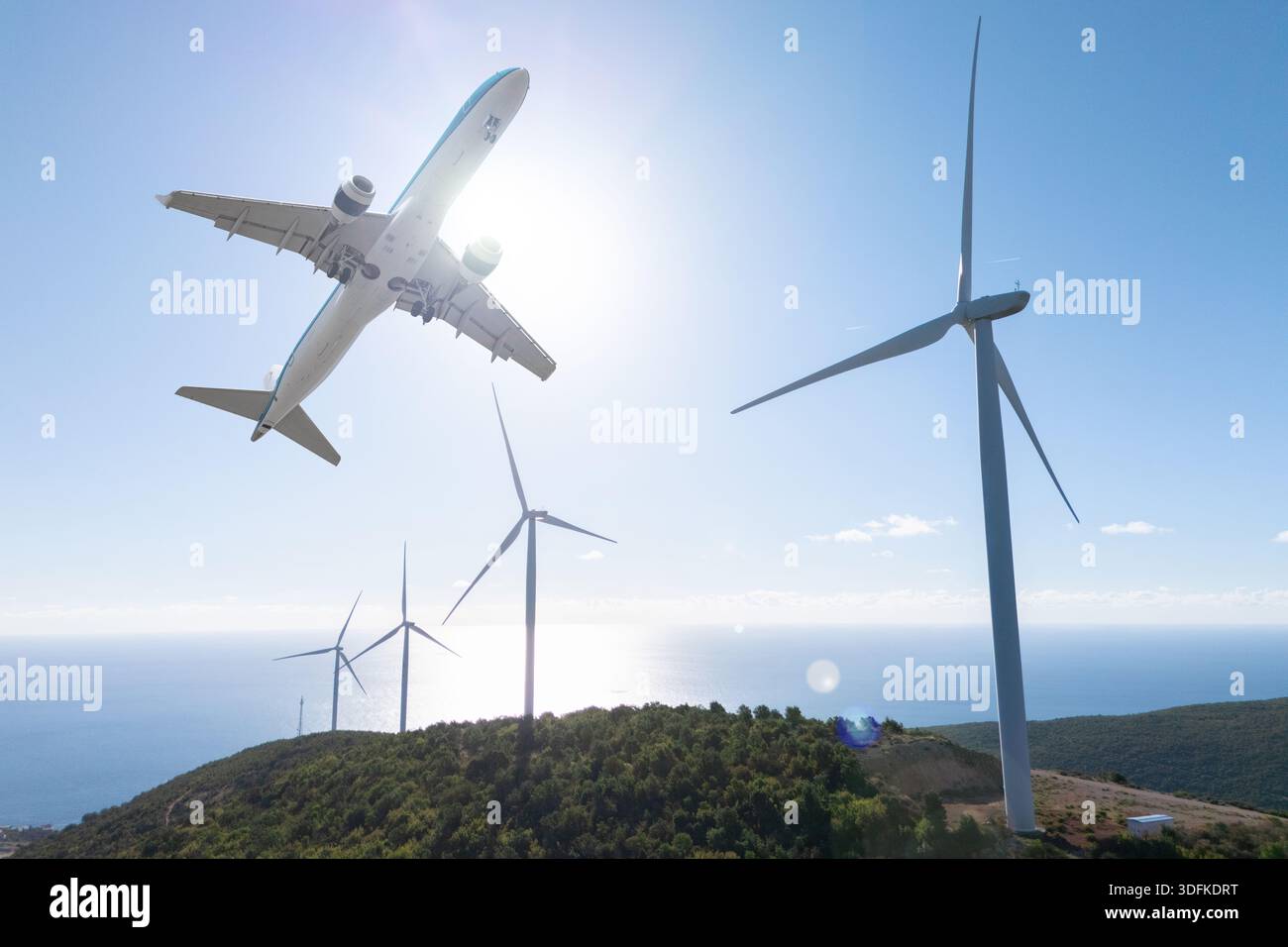 .L'aereo vola sopra un parco eolico con turbine moderne. Transizione globale verso un potere sostenibile. Foto Stock