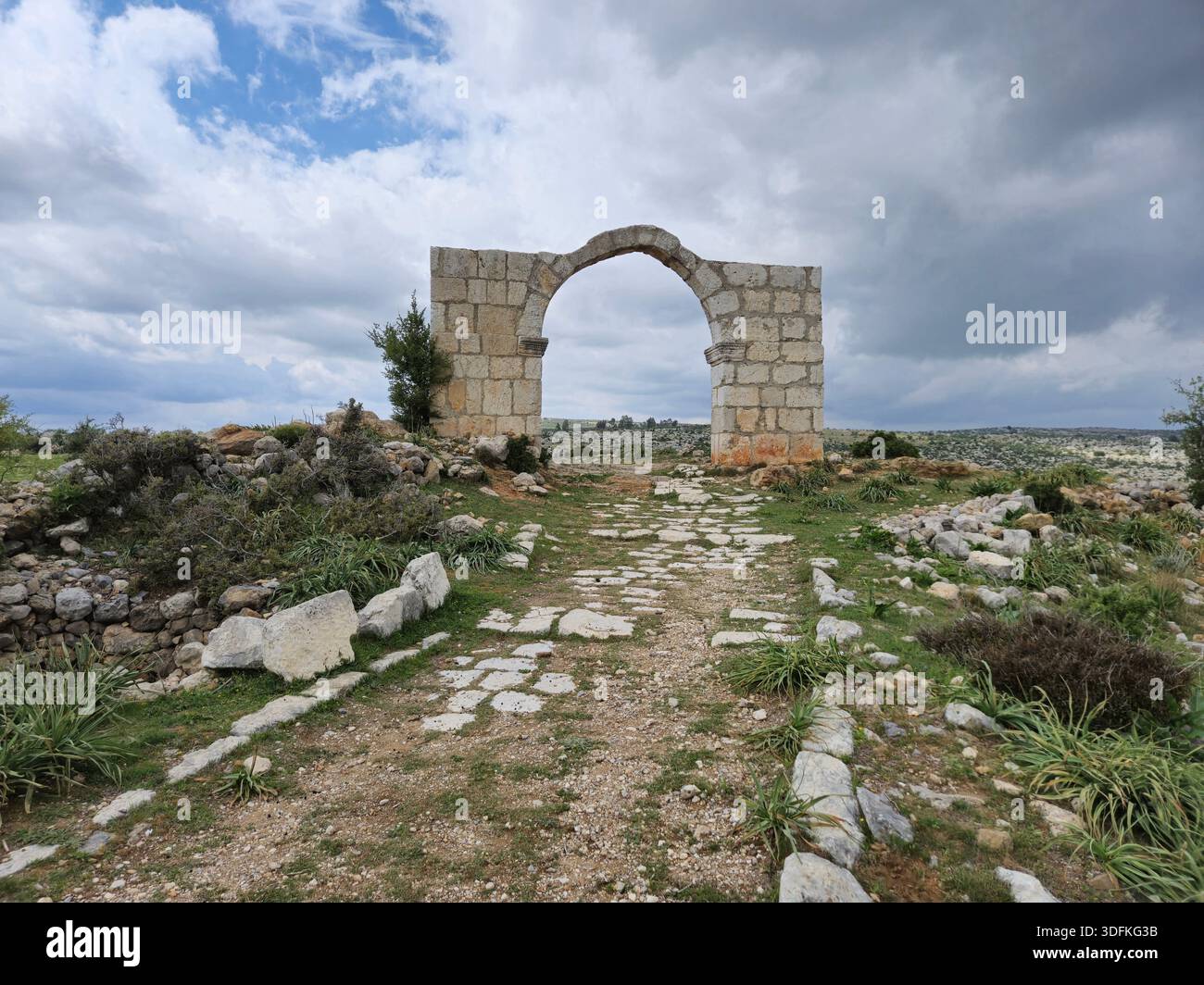 La porta della Vittoria ad arco del V secolo sull'antica Cilicia Road nel quartiere Saglikli di Tarso, Turchia - Immagine stock catturata con smartphone