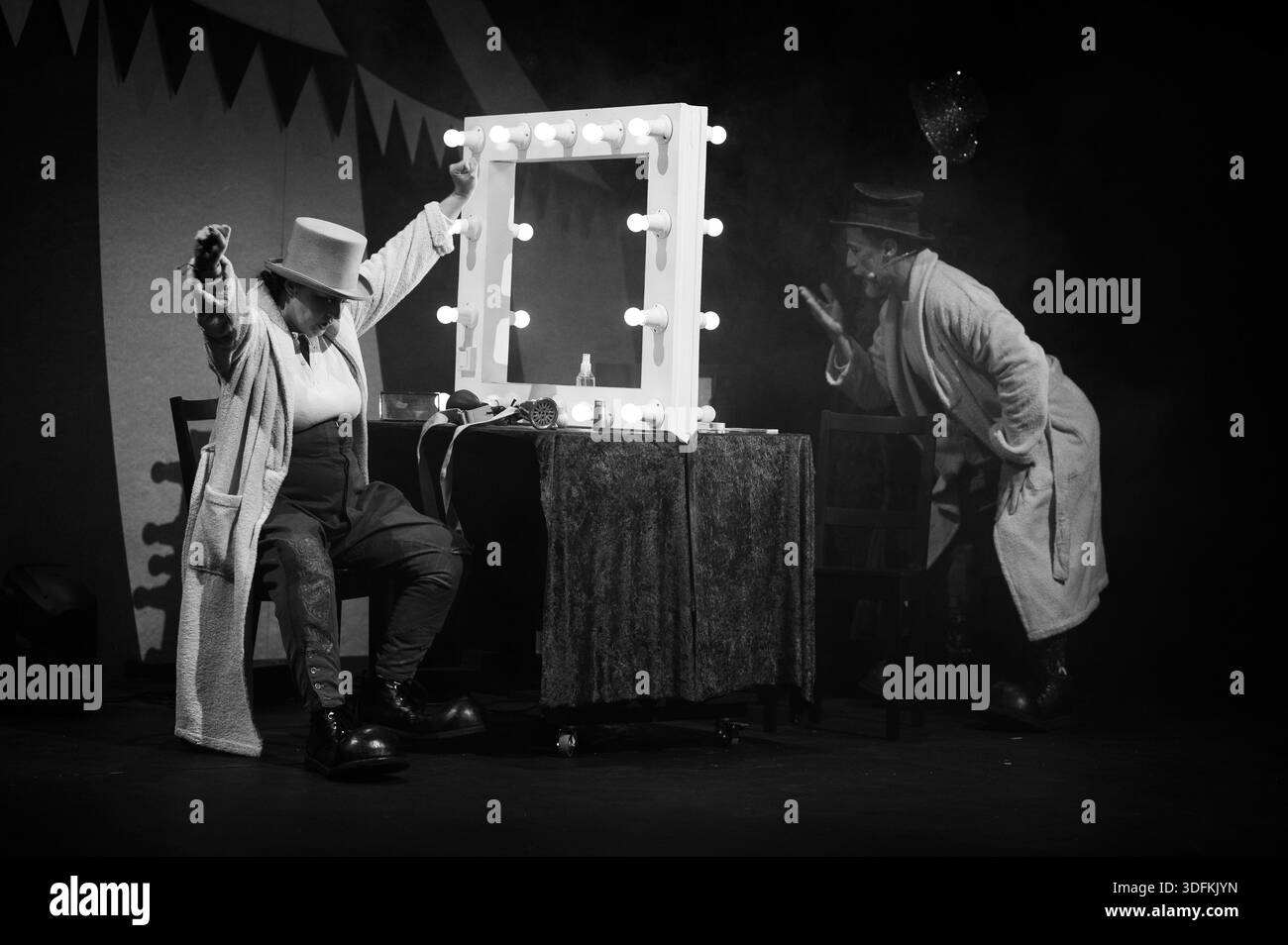 I clown della compagnia Saniclown si esibiscono durante la presentazione dello spettacolo "Clowns with Joy" al Circo Price di Madrid, 13 gennaio 2026, Spagna Foto Stock
