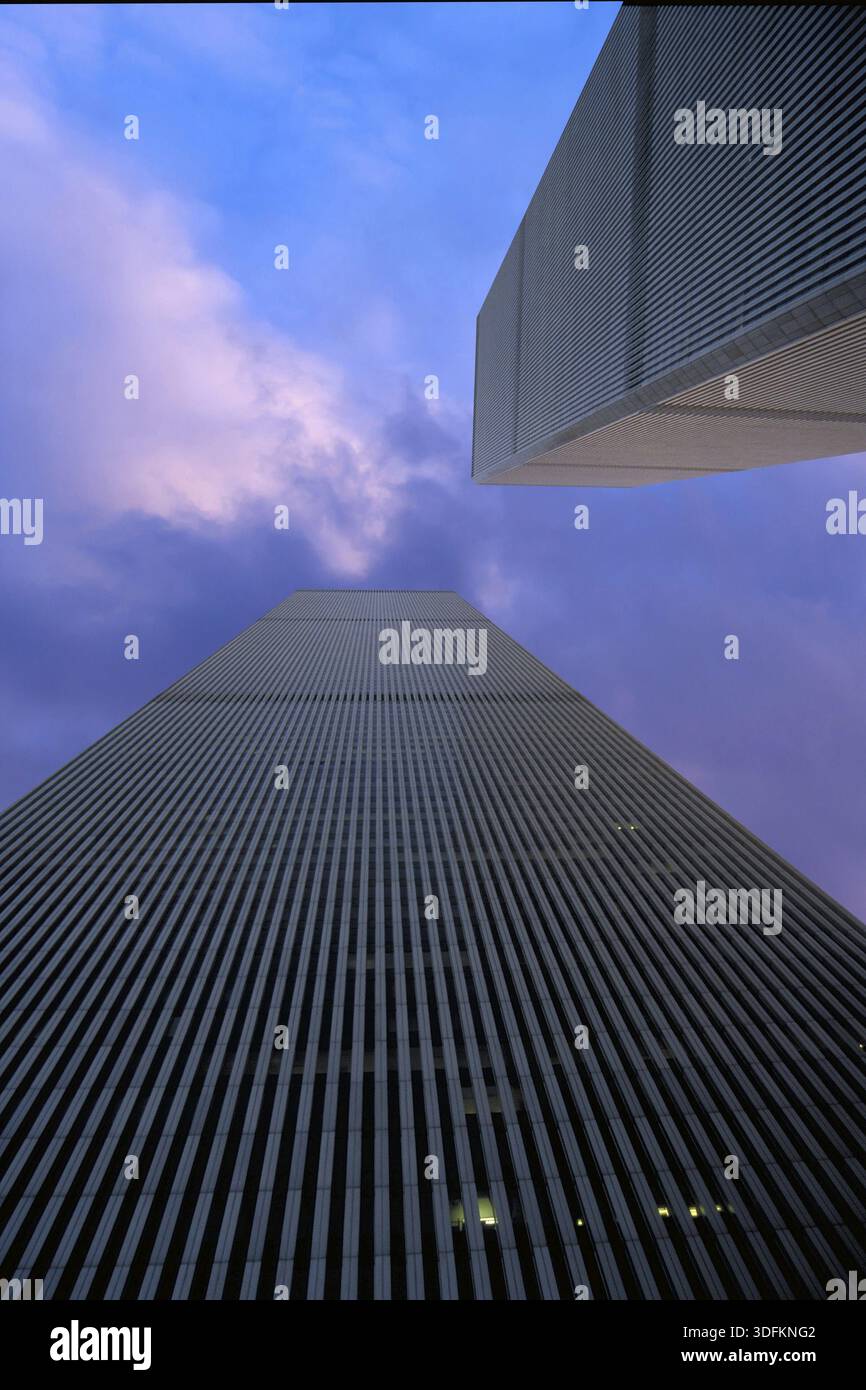 World Trade Center Towers, Cloudy Sky, settembre 2000, New York City, USA, foto storica, torri distrutte il 9 settembre 2001 Foto Stock